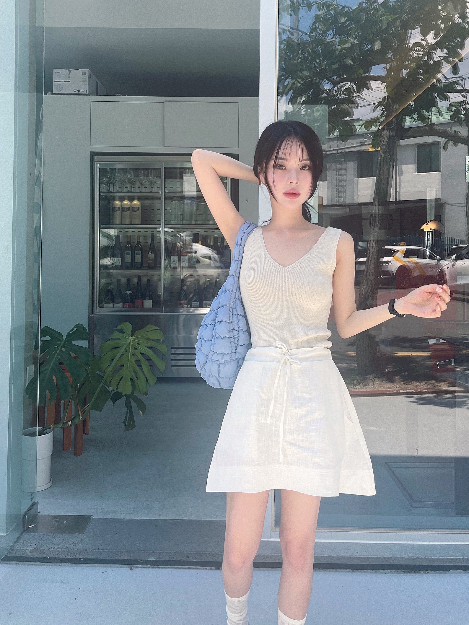 COS Quilted Mini Bag Light Blue, (W) Onitsuka Tiger Limber 66 Prestige White Silver 착용 스타일 - 2