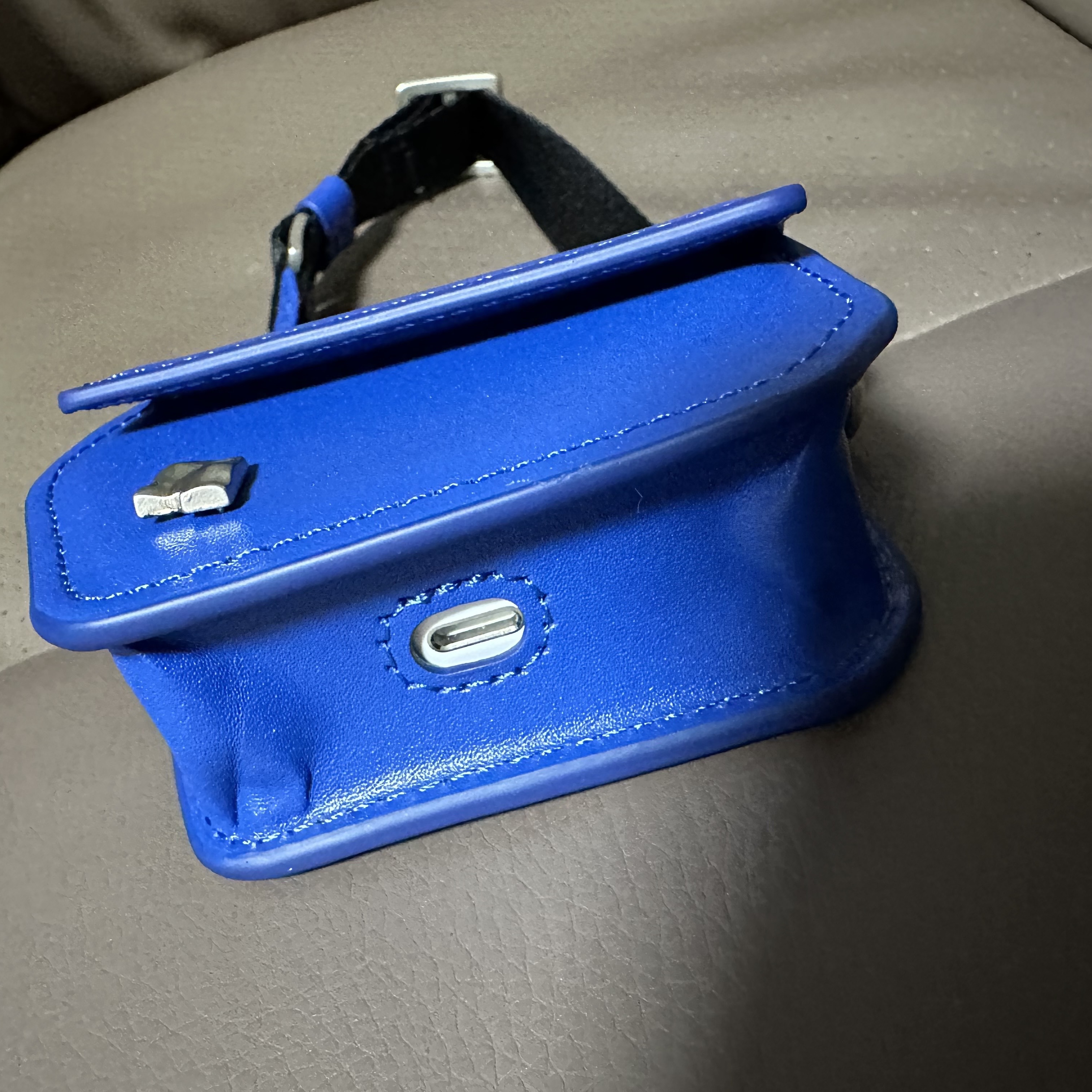 Ader Error Prato AirPods Pouch Z-Blue 착용 스타일 - 3