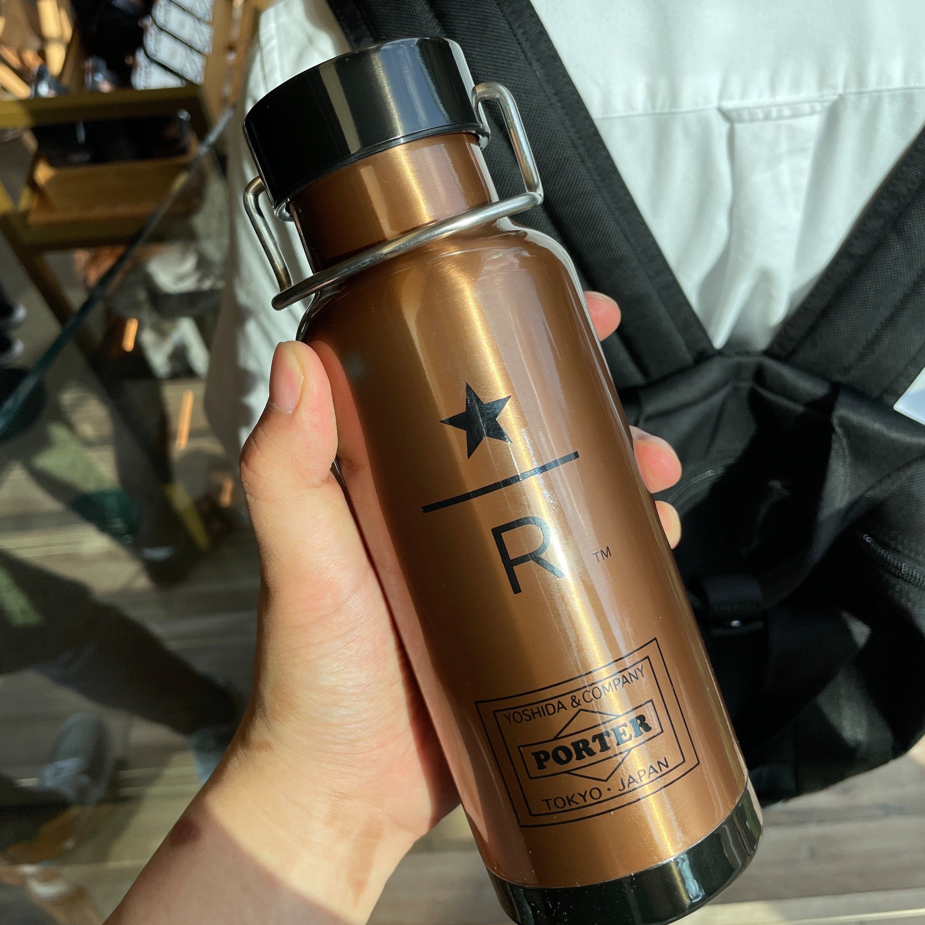 Porter x Starbucks Reserve S/S Logo Bottle 473ml Copper, Porter x Starbucks Reserve S/S Logo Bottle 473ml Black 착용 스타일 - 1