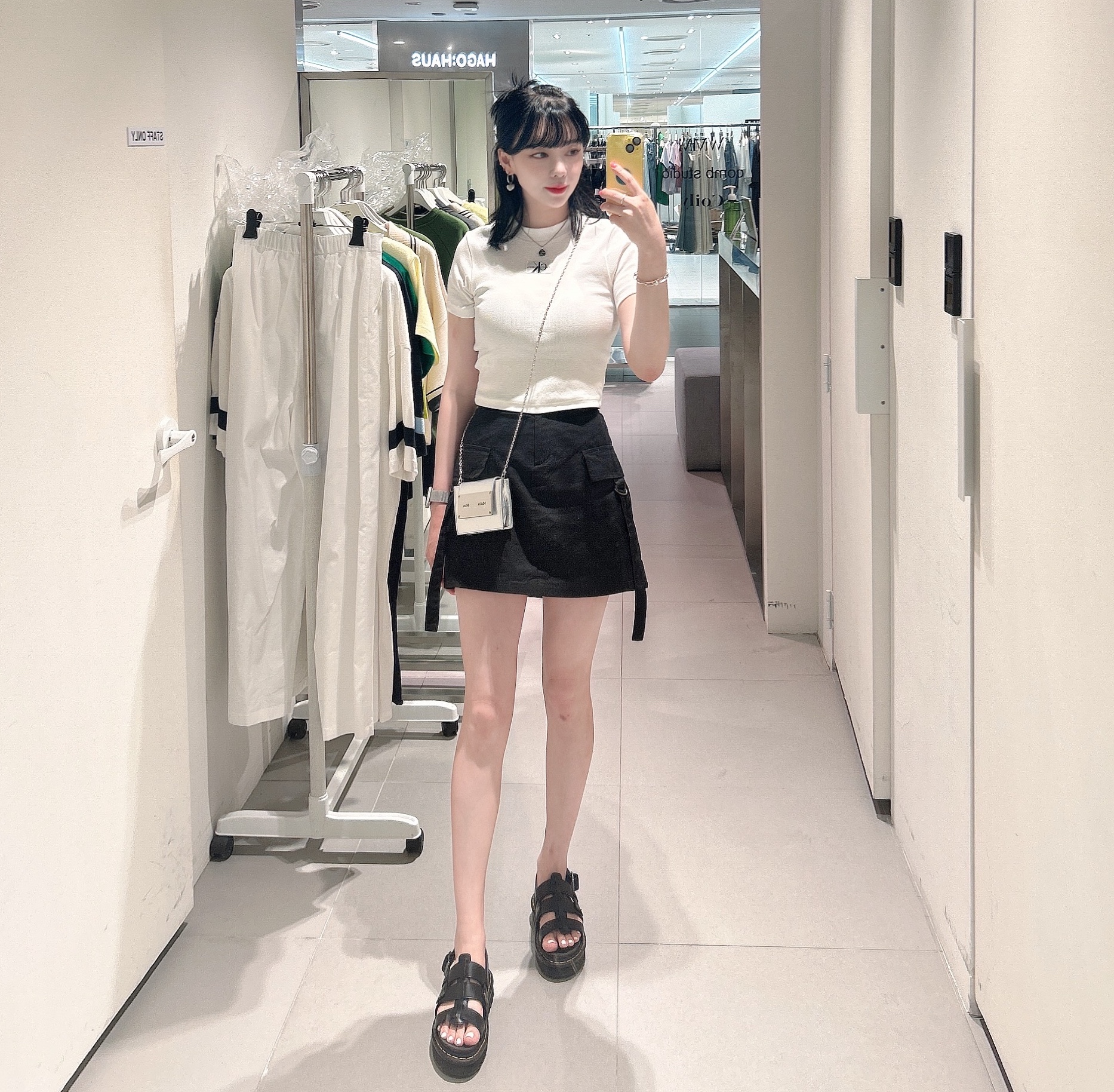 Dr. Martens Terry Leather Strap Sandals Black Brando 착용 스타일