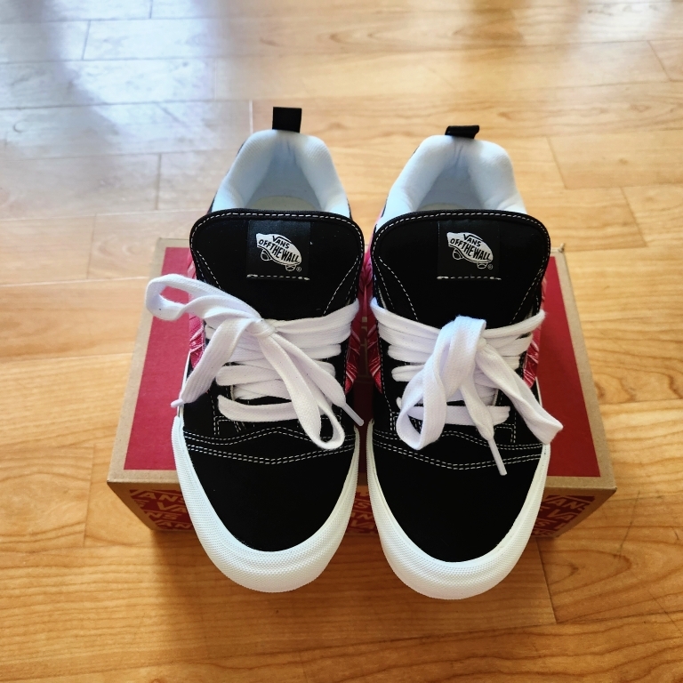 Vans x Peaches. Knu-Skool Black Pink 착용 스타일 - 2