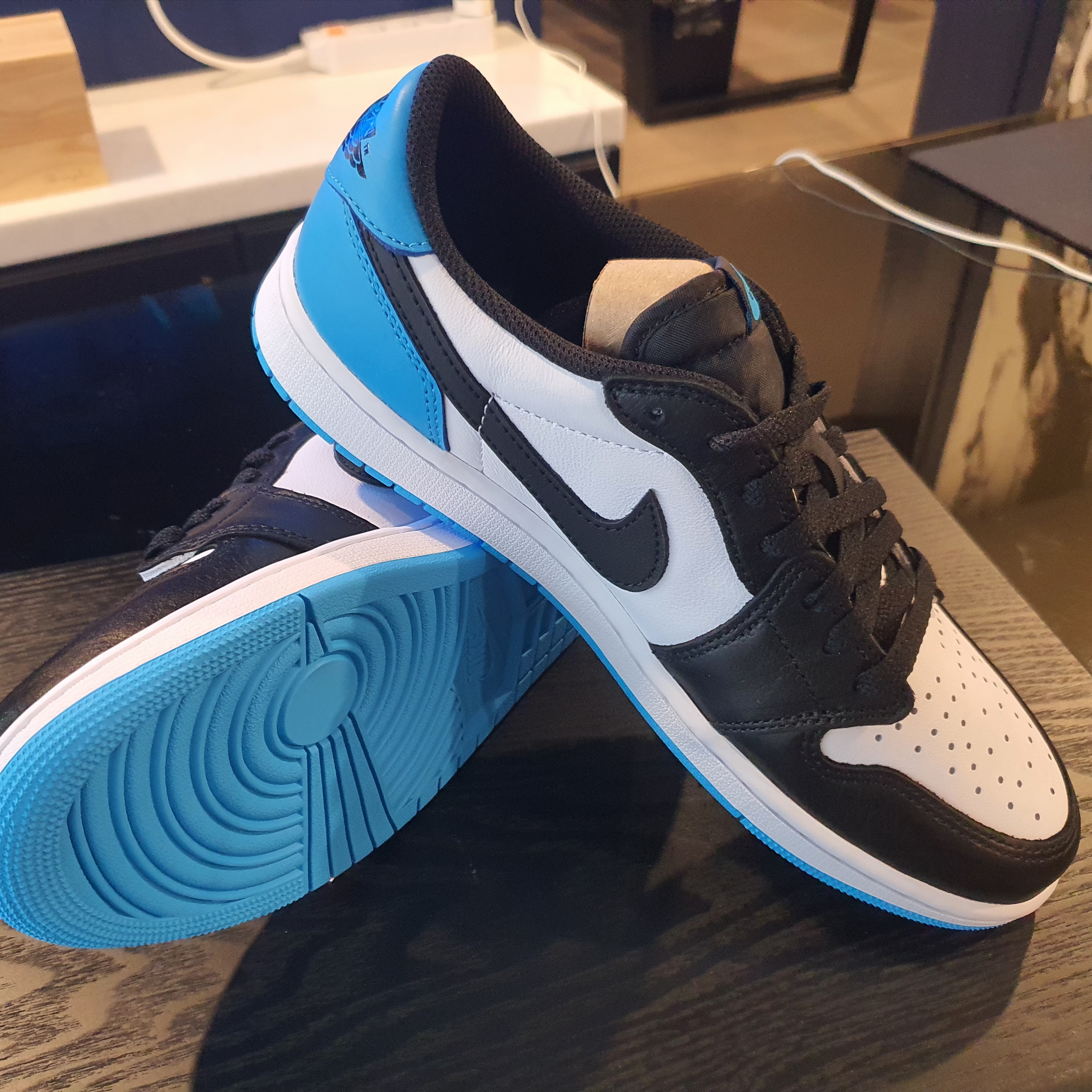 Jordan 1 Retro Low OG Black and Dark Powder Blue 착용 스타일 - 1