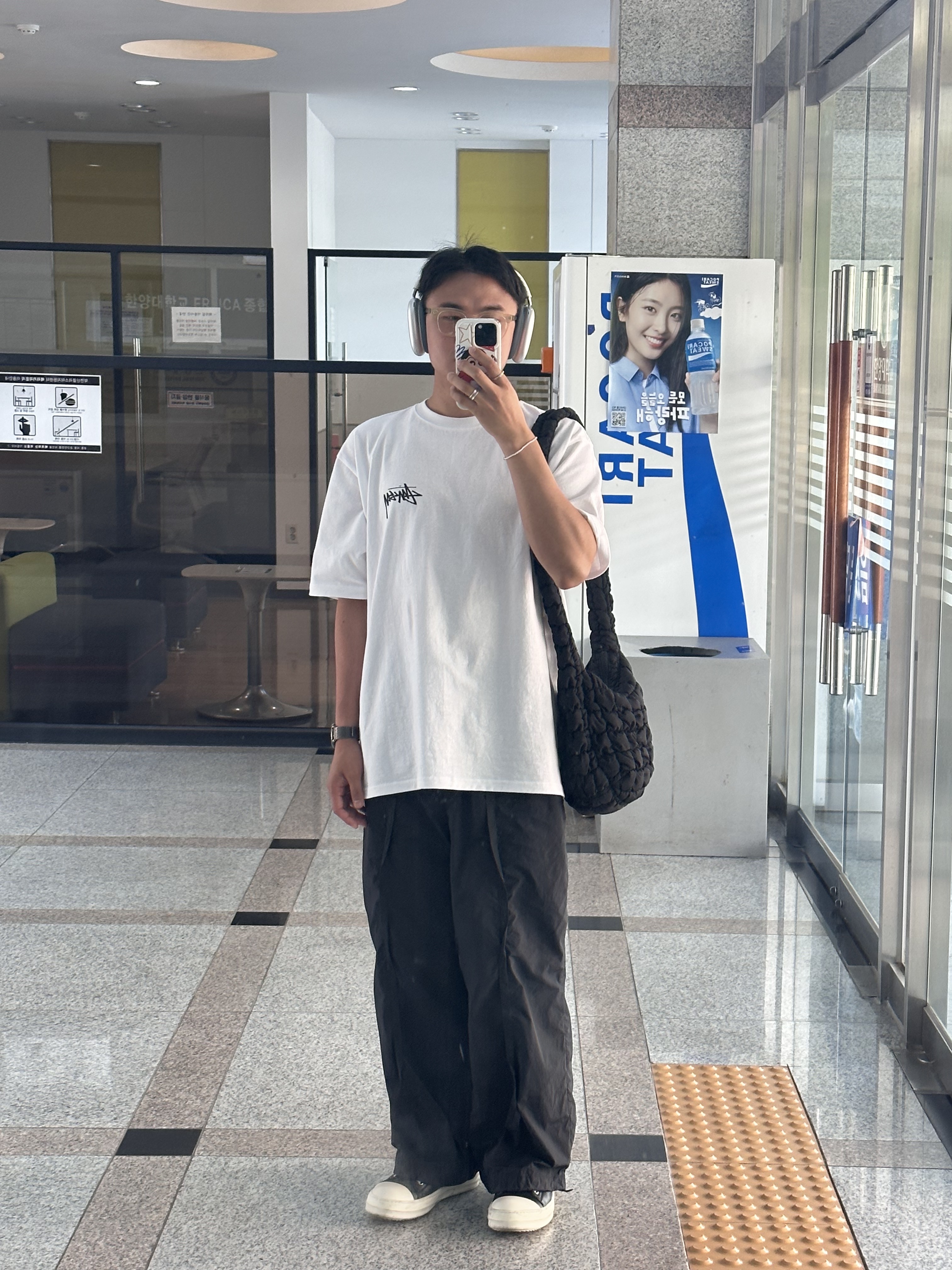Stussy Withered Flower T-Shirt White, COS Quilted Messenger Bag Black 착용 스타일