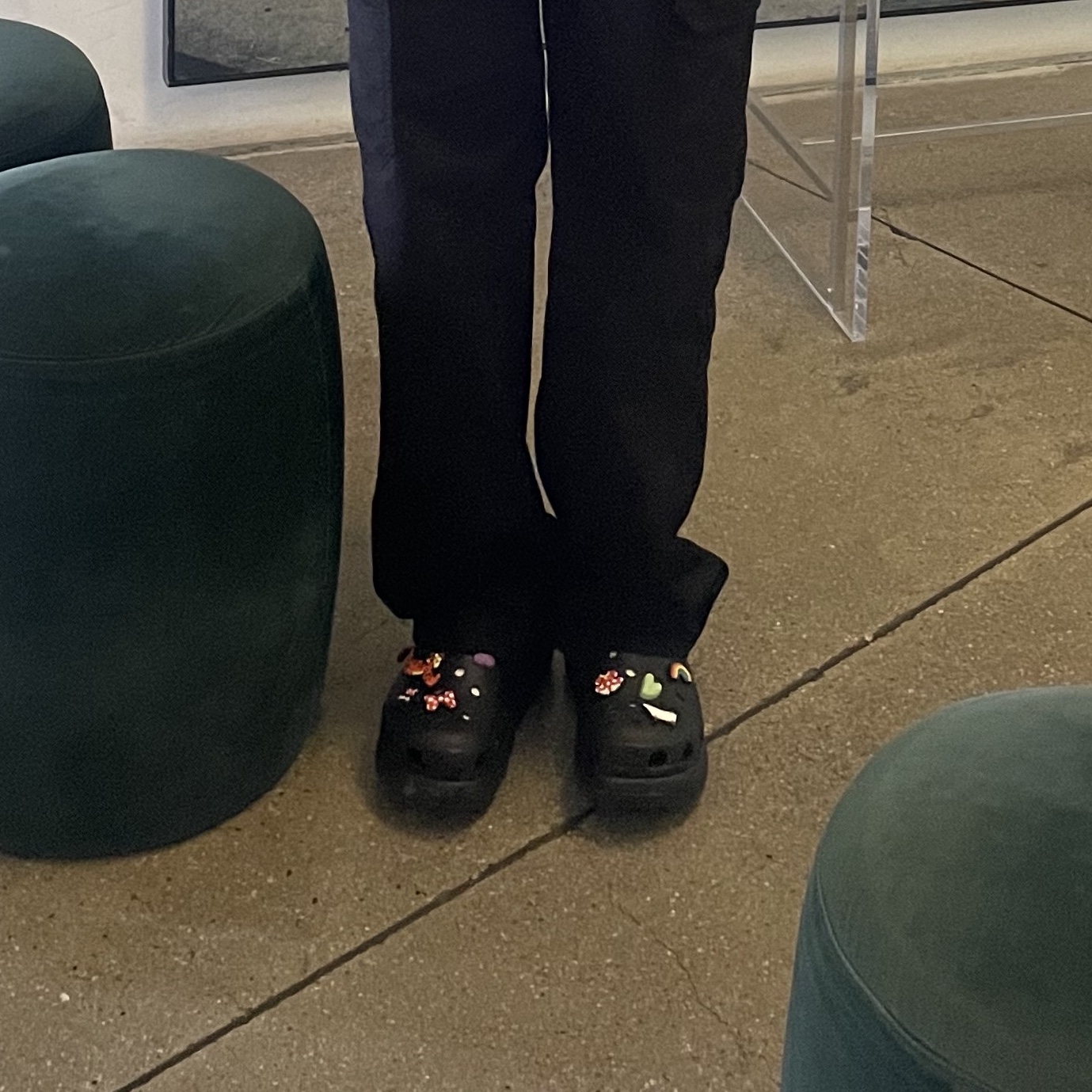 Crocs Classic Crush Clog Black 착용 스타일