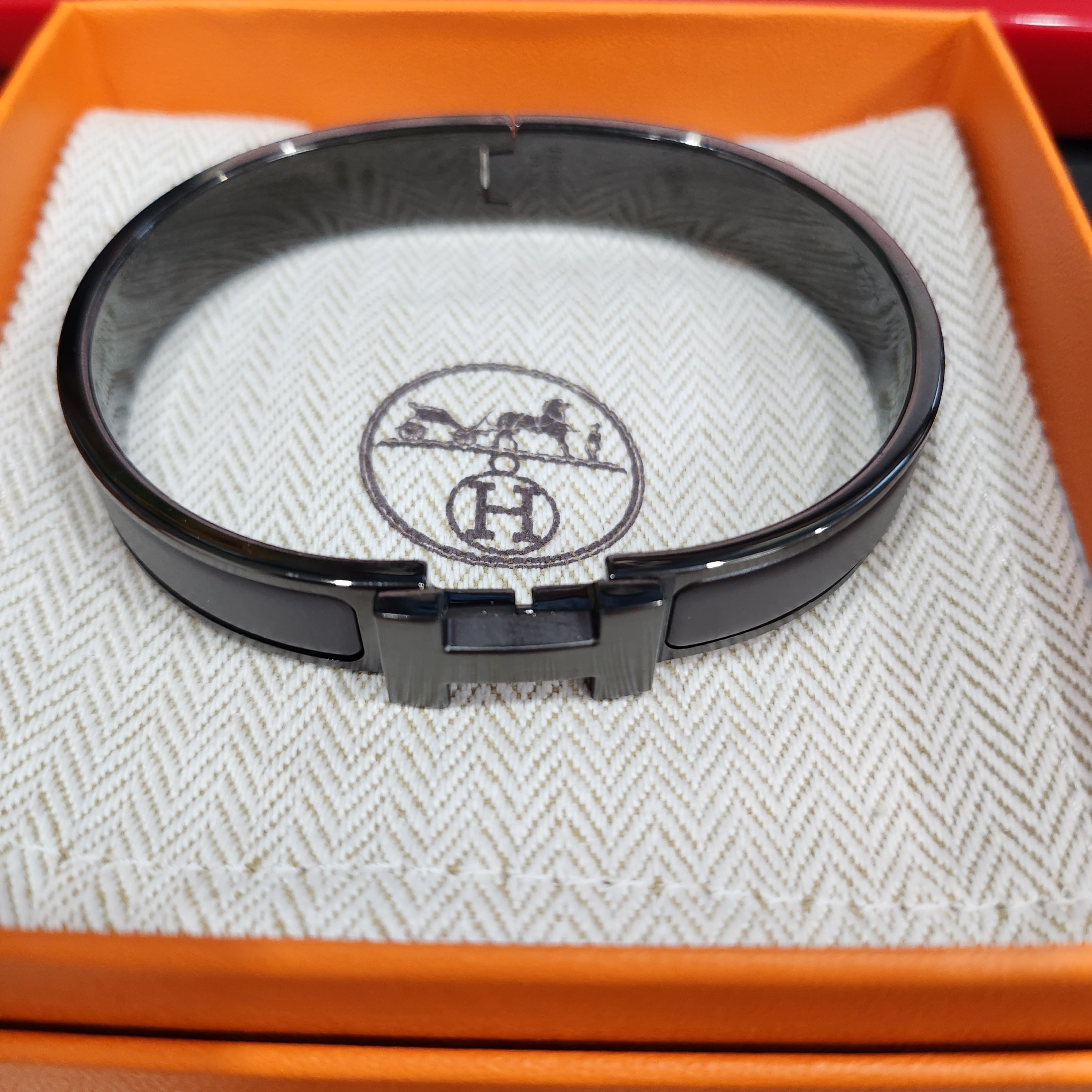 Hermes Clic HH Bracelet So Black & Noir Mat 착용 스타일