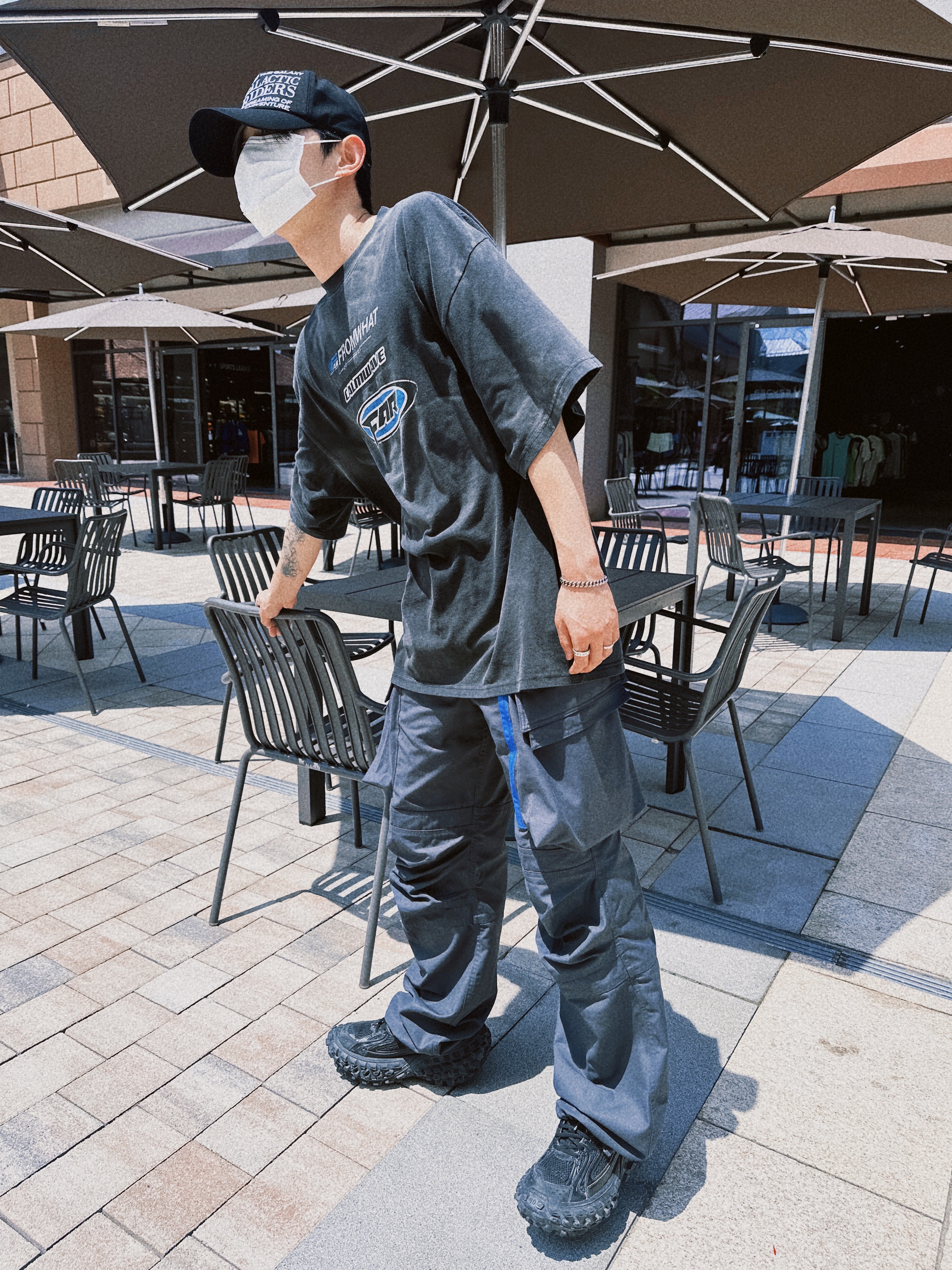 Farfromwhat Far Washed Logo T-Shirt Black 착용 스타일 - 1