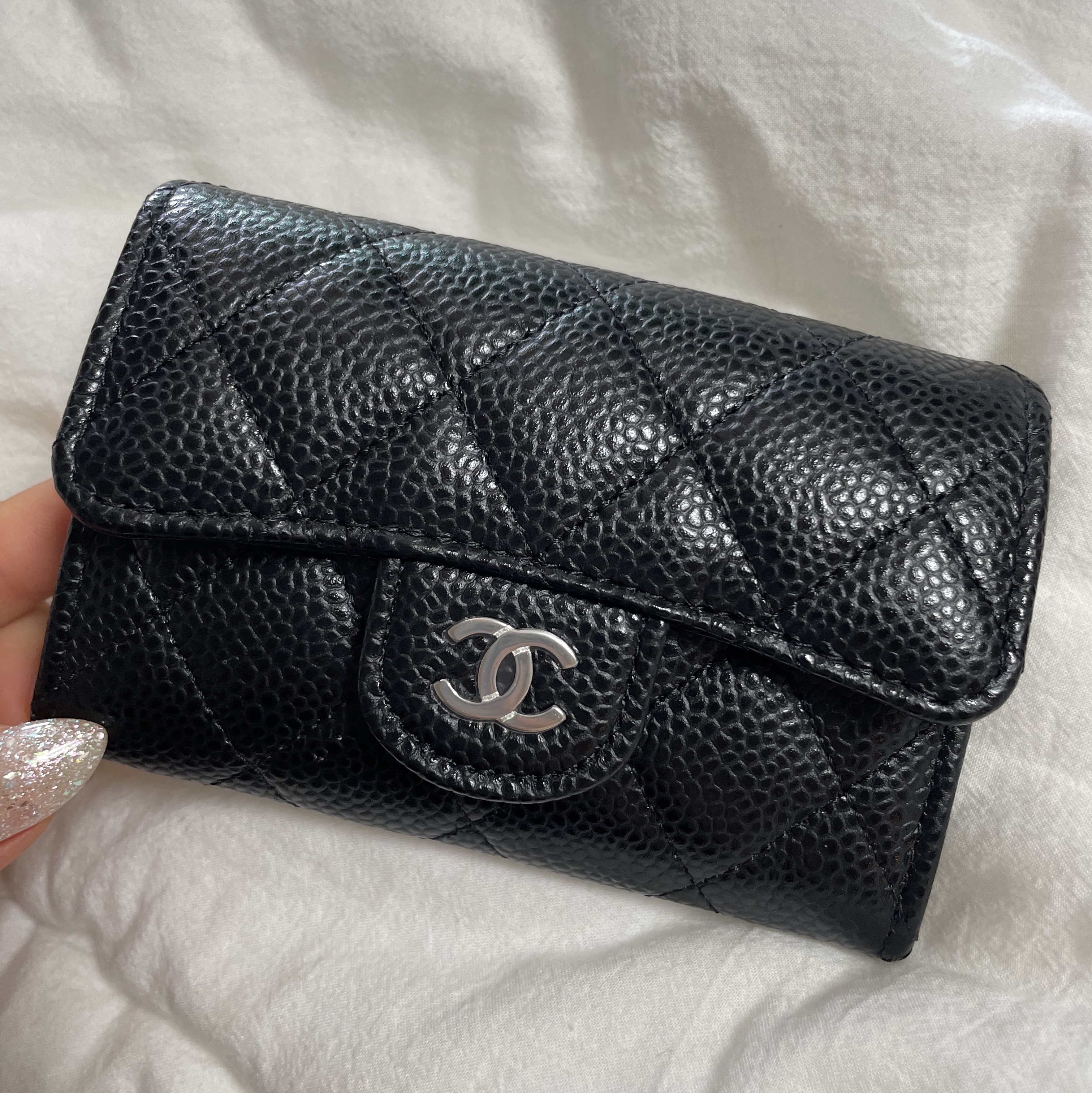 Chanel Classic Card Holder Grained Calfskin & Silver Black 착용 스타일