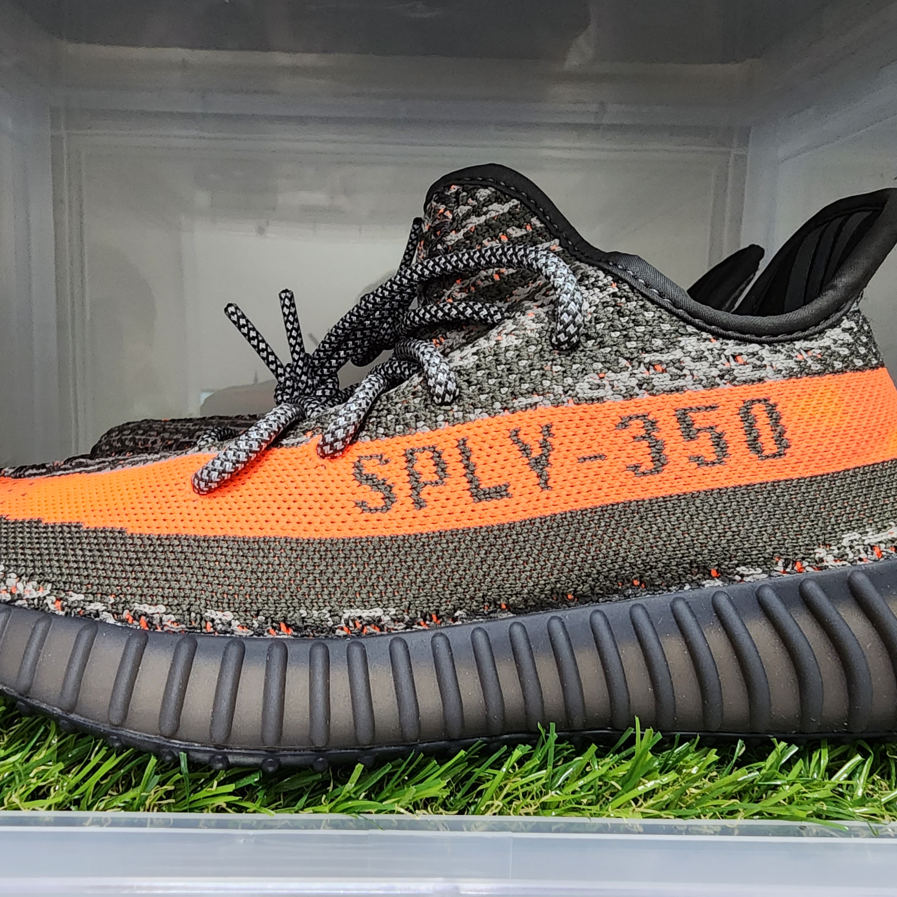 Adidas Yeezy Boost 350 V2 Carbon Beluga 착용 스타일 - 5