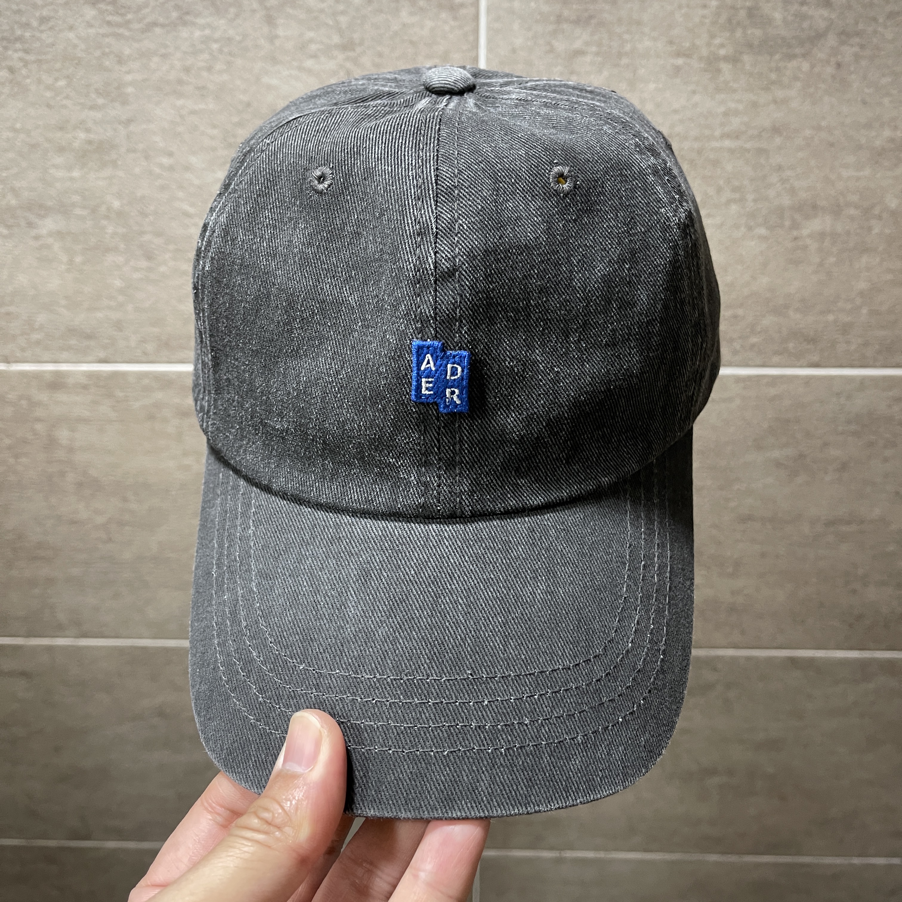 Ader Error Sig; TRS Tag Cap 01 Charcoal 착용 스타일