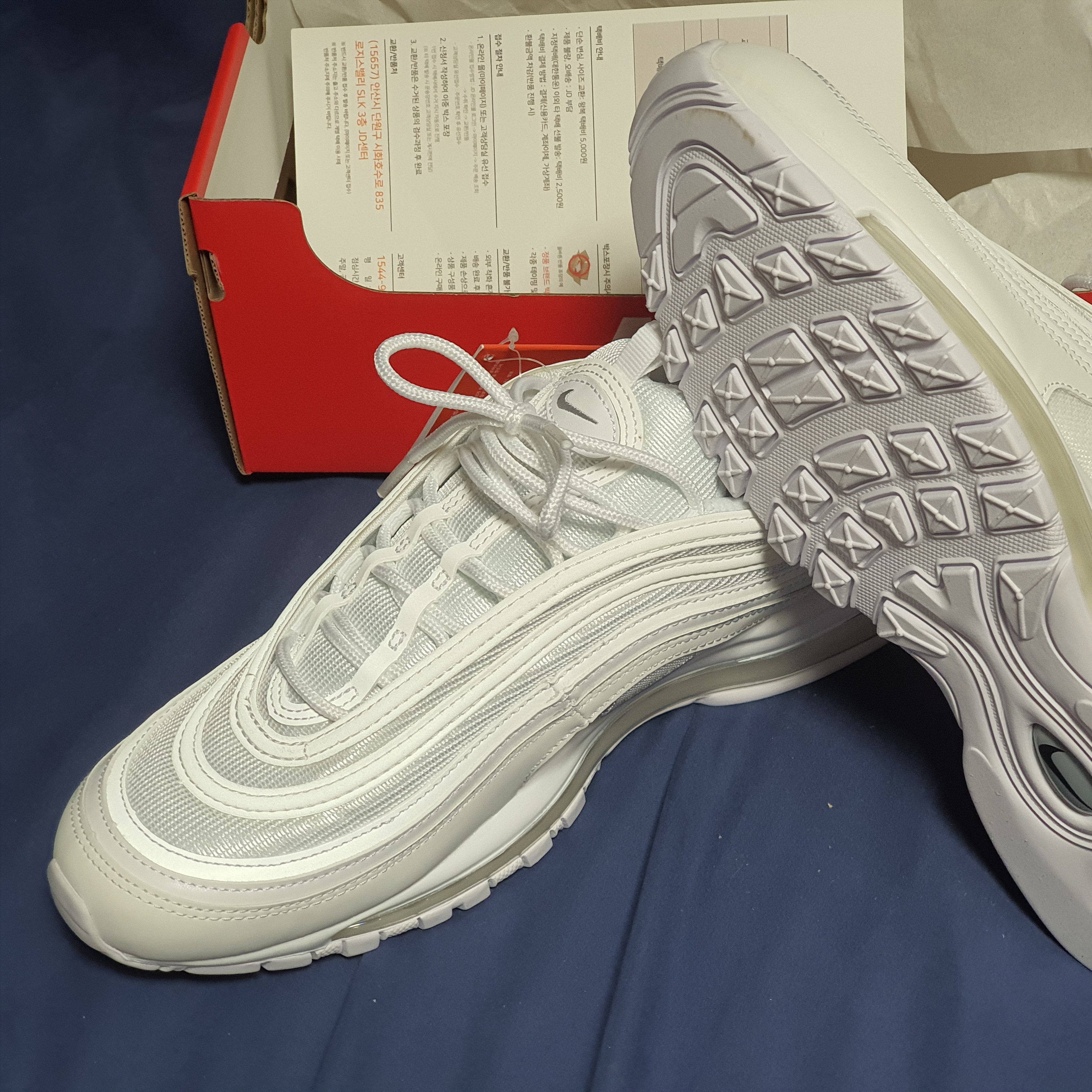 Nike Air Max 97 Triple White Wolf Grey 착용 스타일 - 2