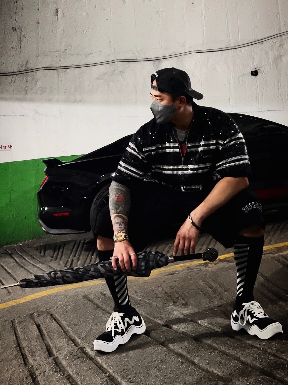 Supreme Pigment Canvas S Logo 6-Panel Black - 23SS, Supreme Sequin Stripe Zip Polo Black - 23SS 착용 스타일 - 2