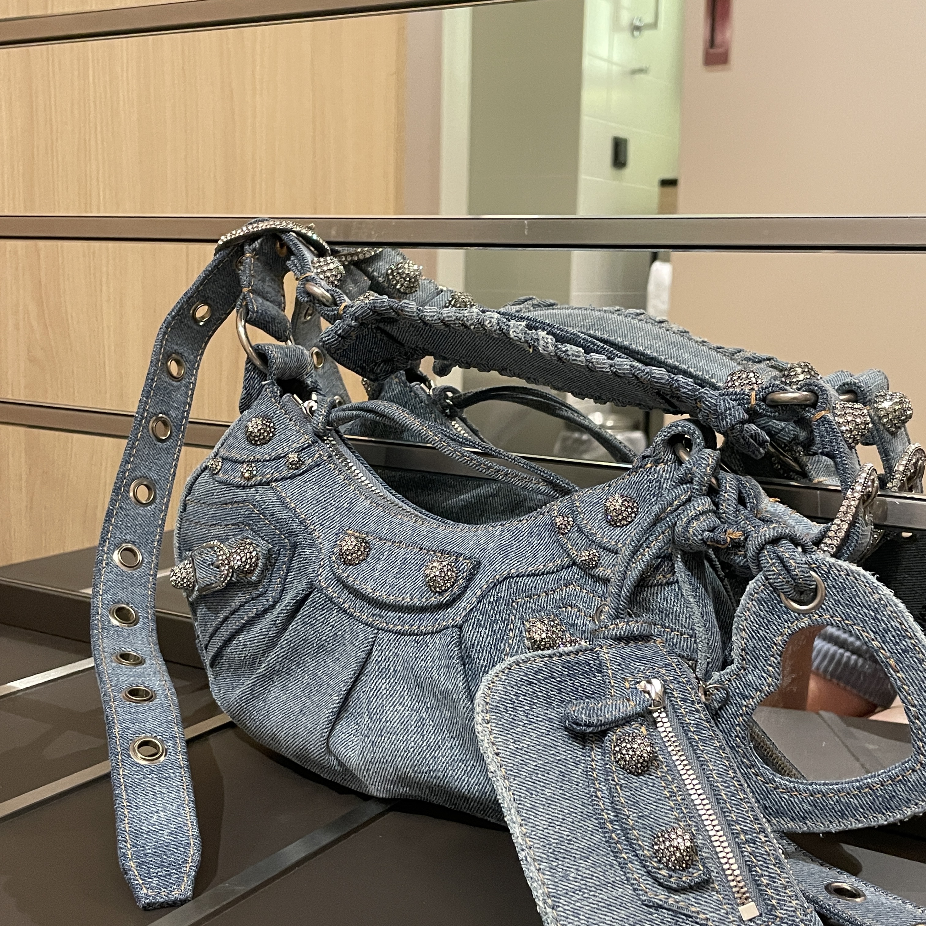 Balenciaga Rhinestones Denim Le Cagole Small Shoulder Bag Blue 착용 스타일 - 2