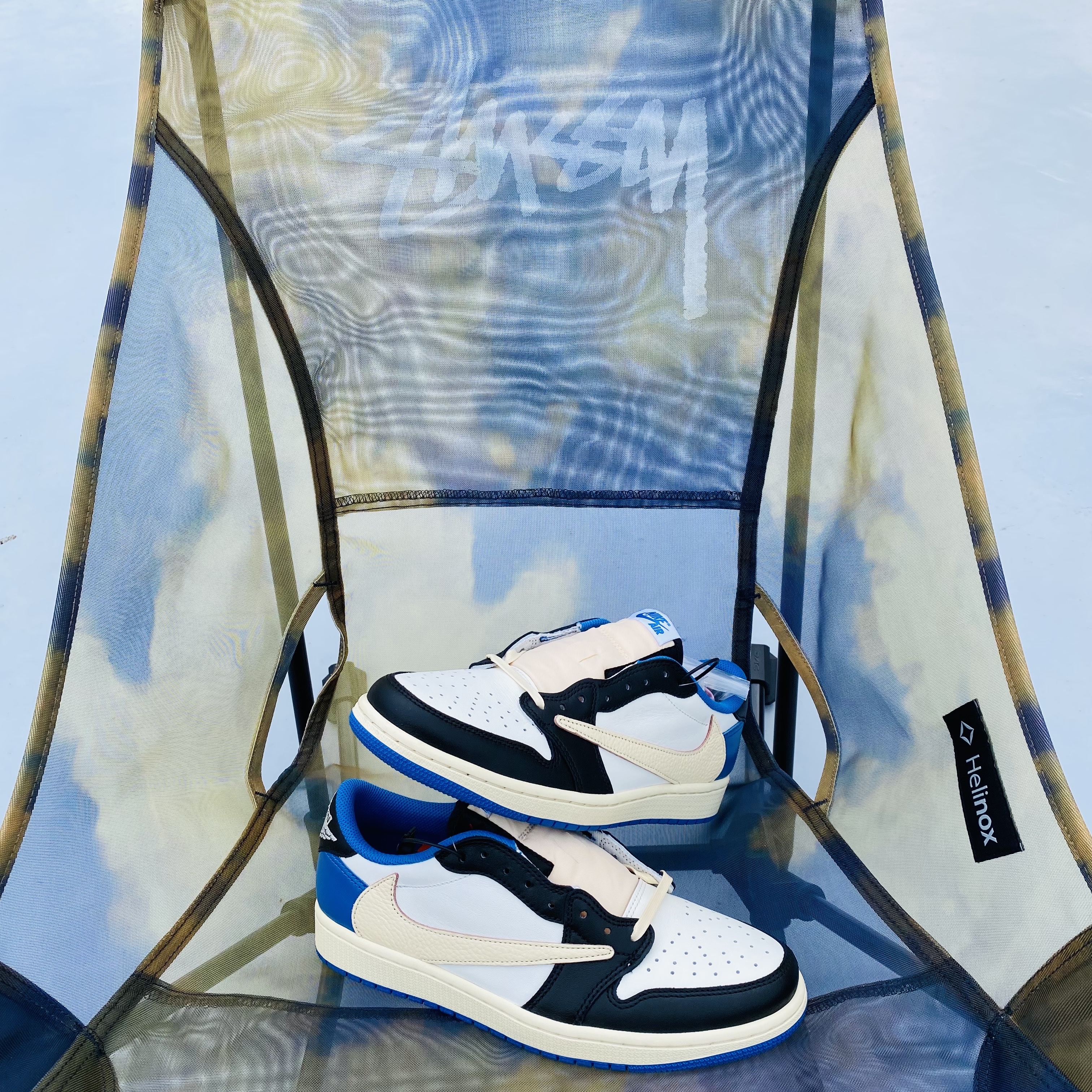 Helinox x Stussy Mesh Beach Chair, Jordan 1 x Travis Scott x Fragment Retro Low OG SP Military Blue 착용 스타일 - 2