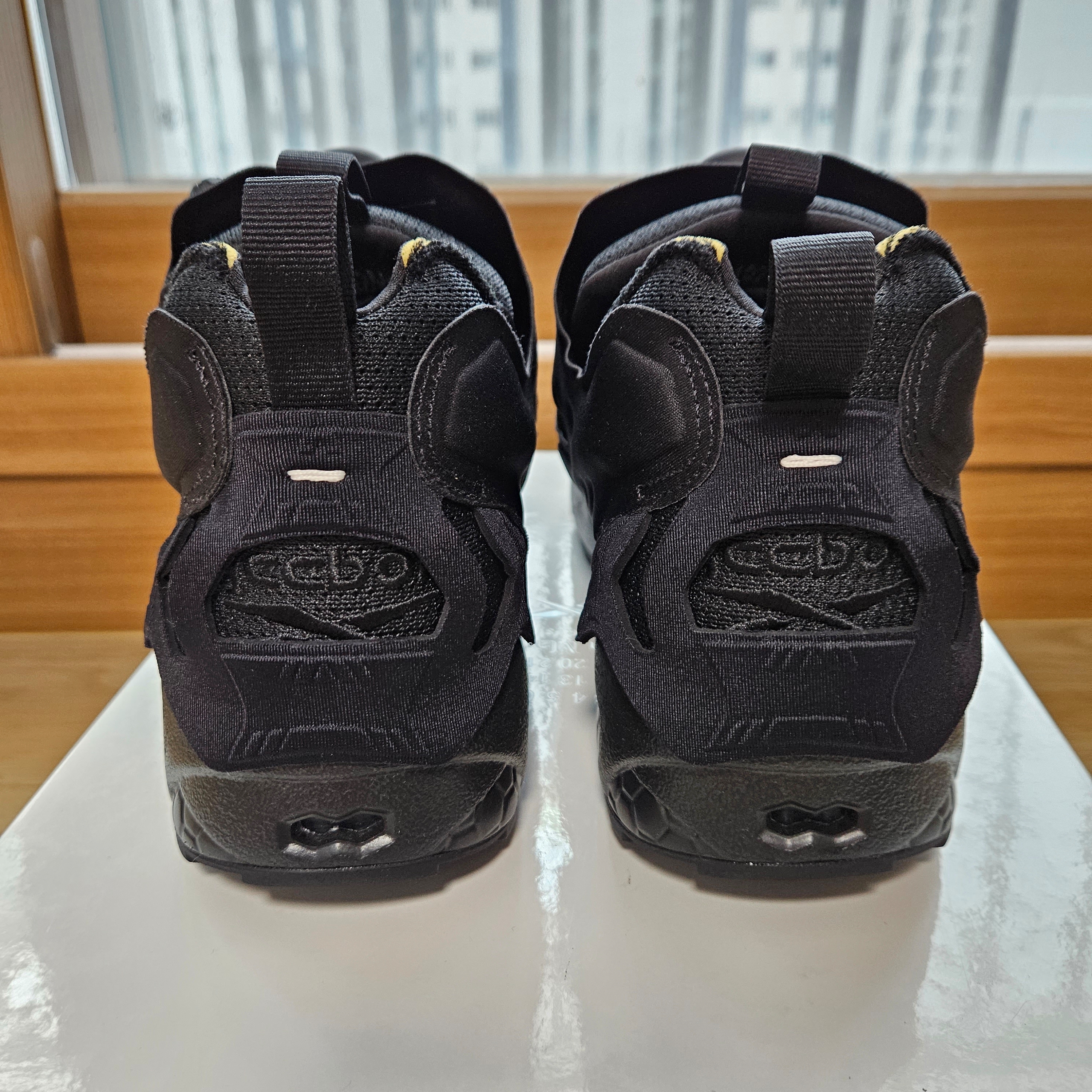 Reebok x Maison Margiela Instapump Fury Memory of Shoes Black 착용 스타일 - 2