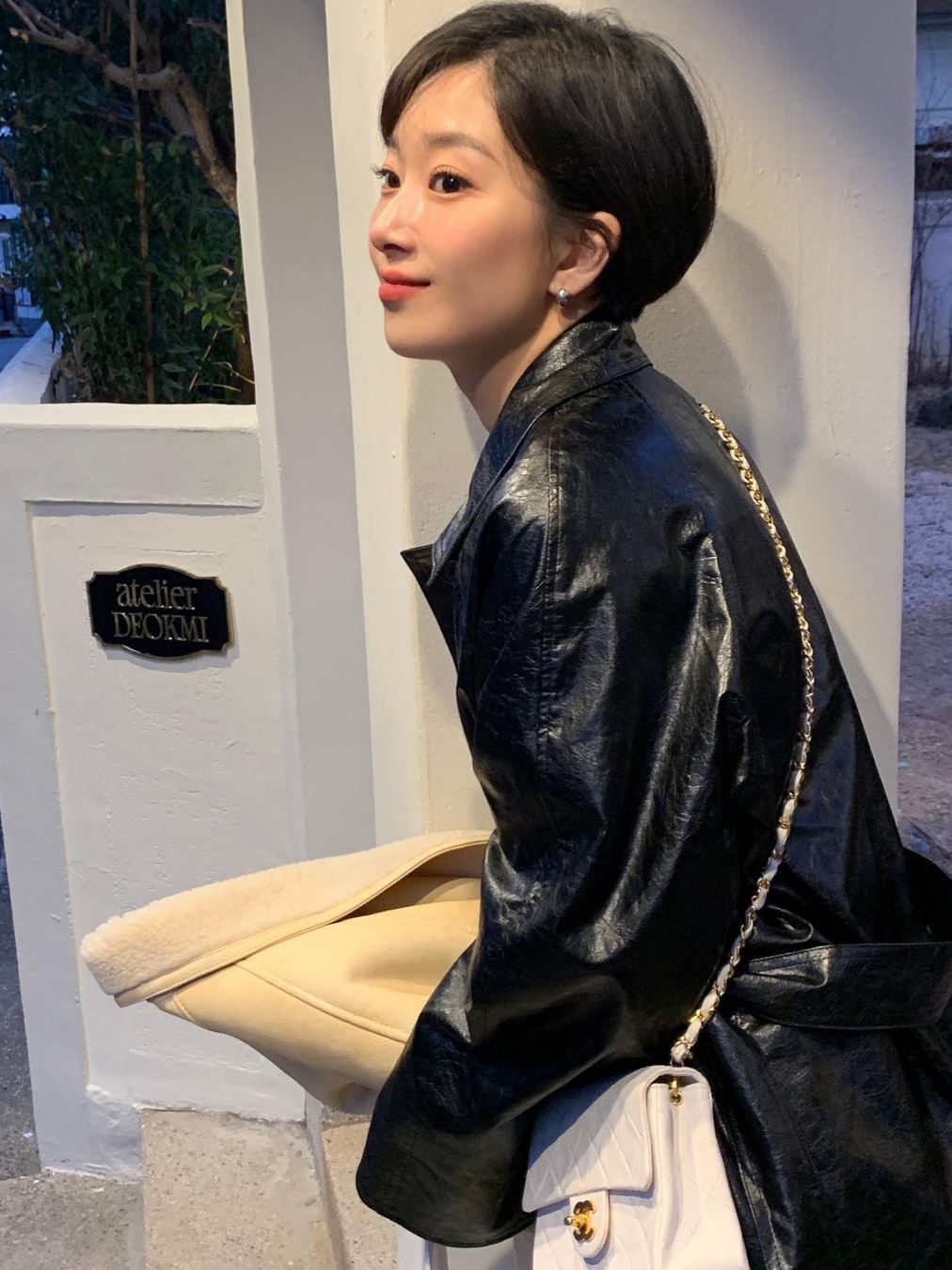 Chanel Small Classic Handbag Grained Calfskin & Gold White 착용 스타일