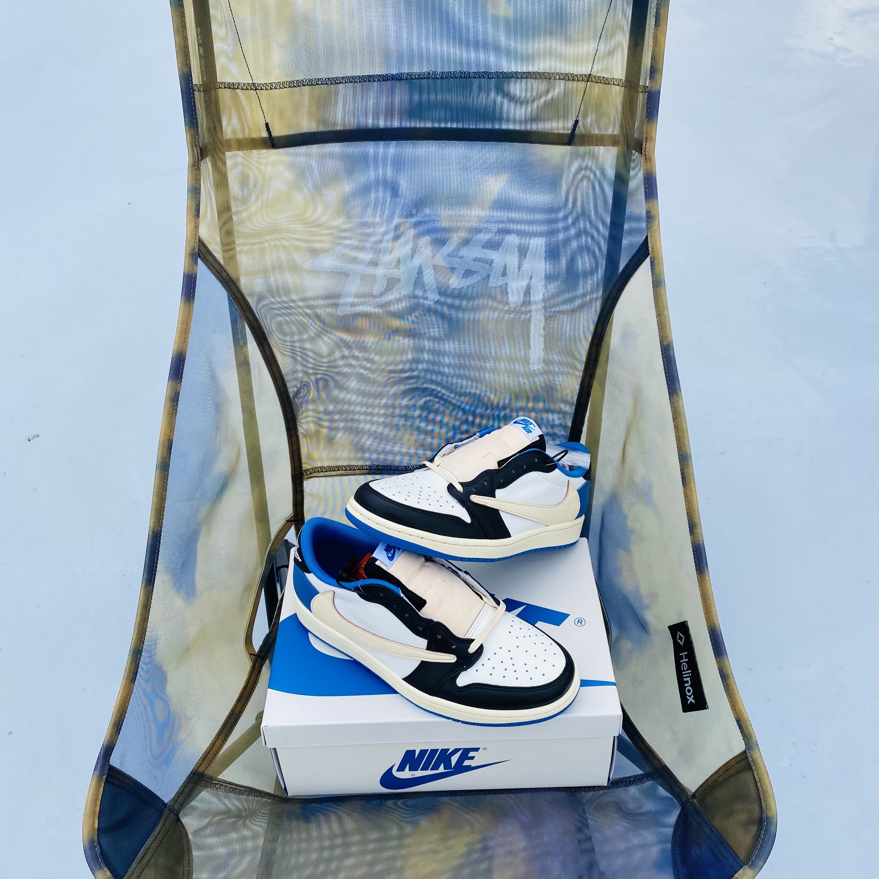 Helinox x Stussy Mesh Beach Chair, Jordan 1 x Travis Scott x Fragment Retro Low OG SP Military Blue 착용 스타일 - 1