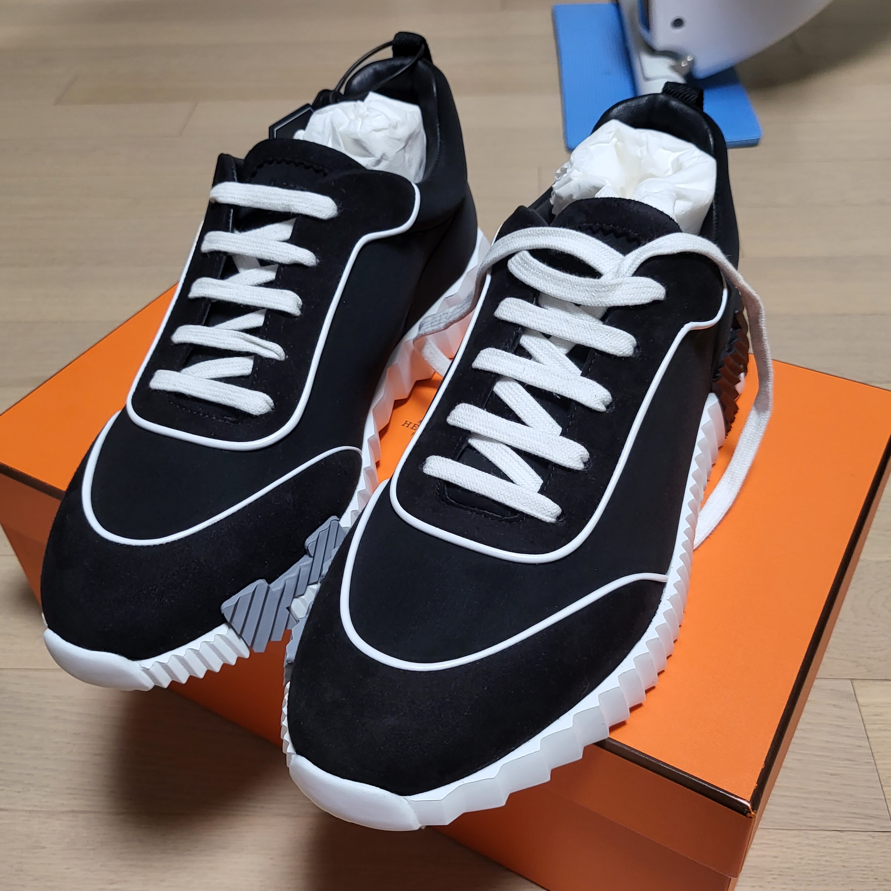 Hermes Bouncing Sneakers Technical Jersey Goatskin & Noir Blanc 착용 스타일