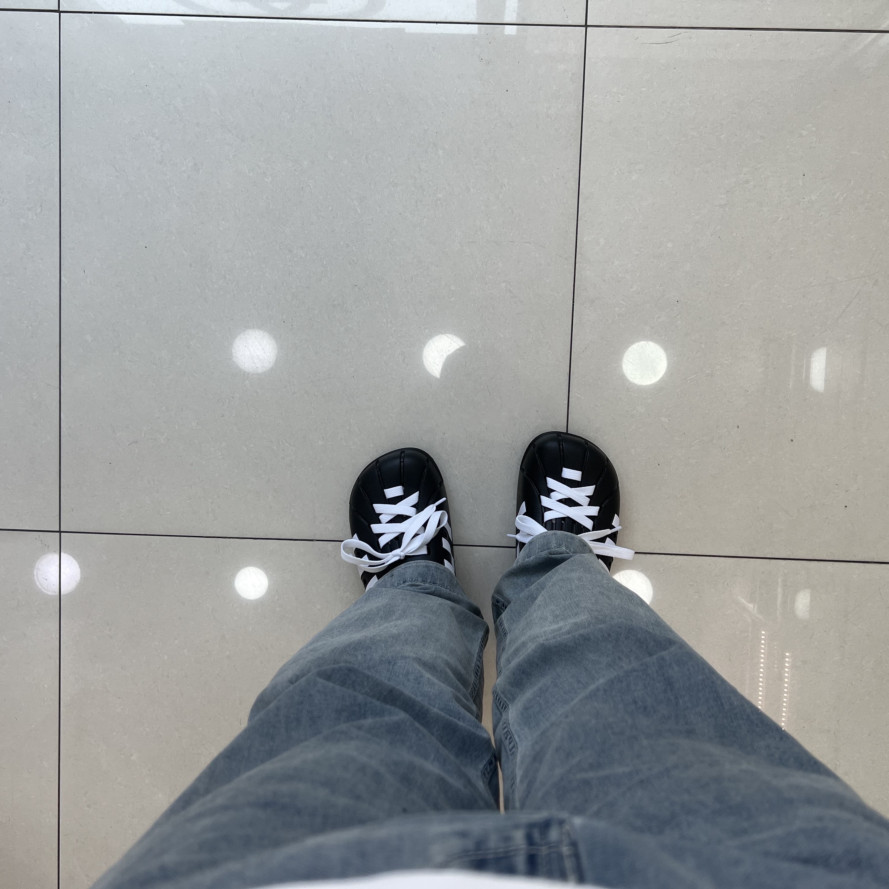 Adidas Adilette Clog Black White 착용 스타일