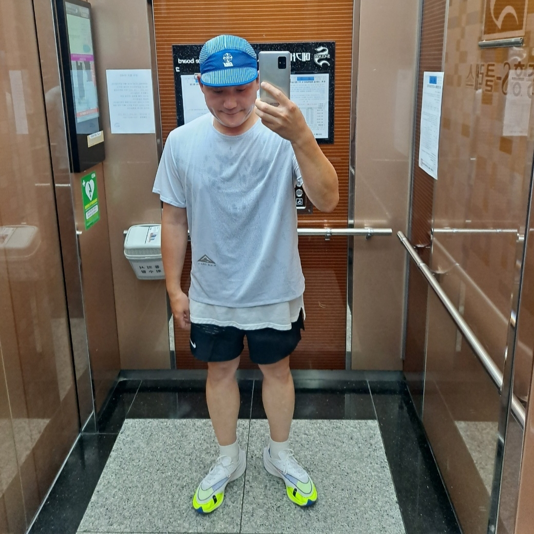 Nike ZoomX Vaporfly Next% 2 White Volt 착용 스타일 - 2