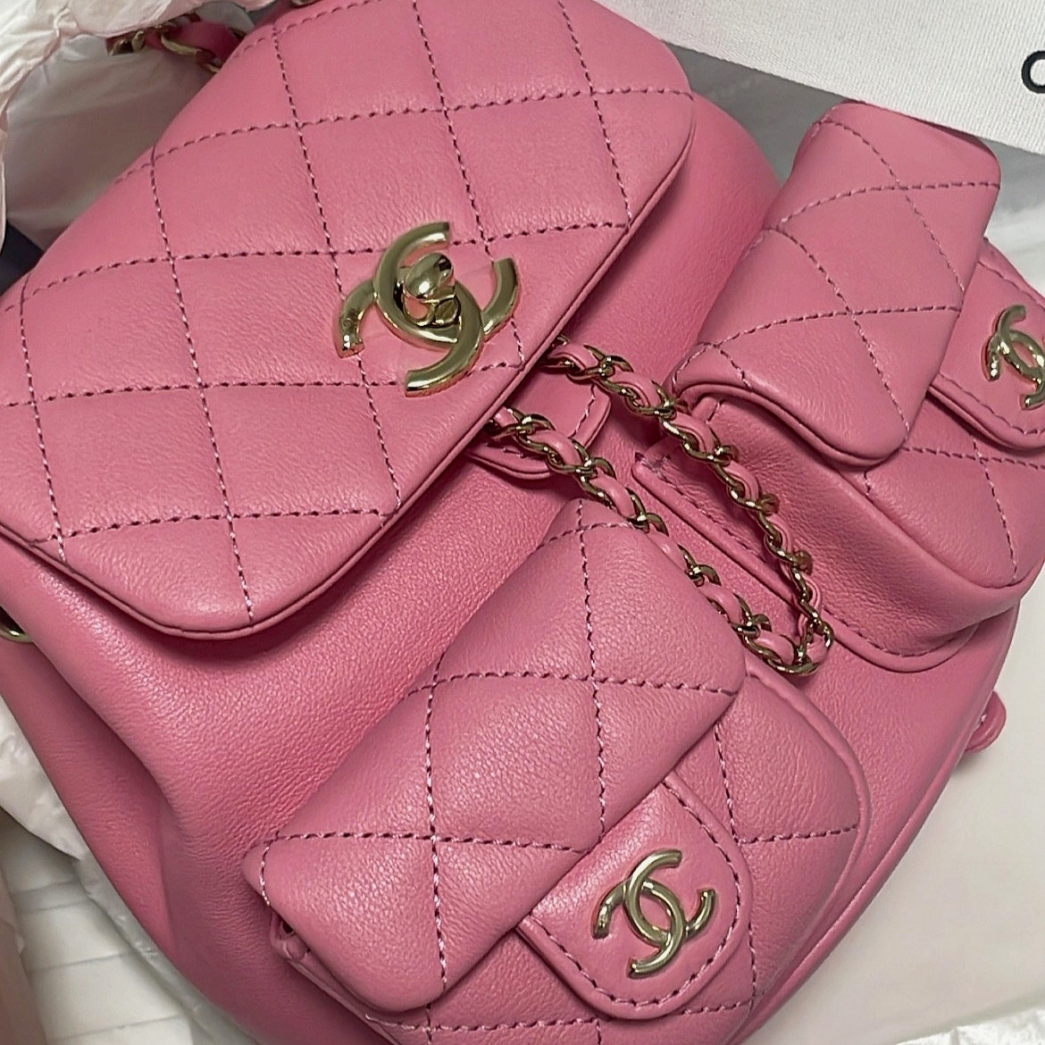 Chanel Small Backpack Grained Shiny Calfskin & Gold Lilac 착용 스타일