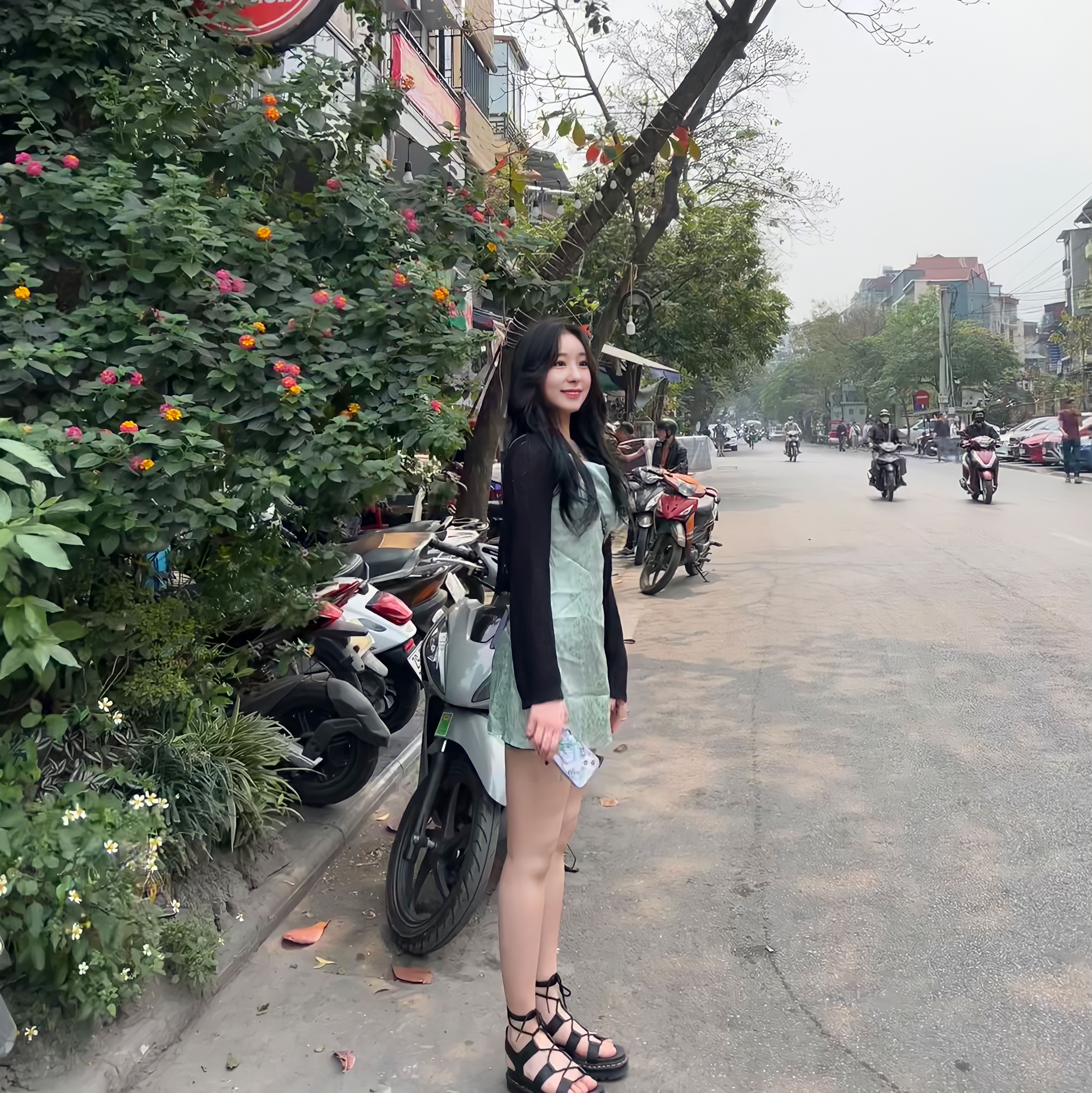 (W) Dr. Martens Nartilla Hydro Leather Sandal Black 착용 스타일 - 3