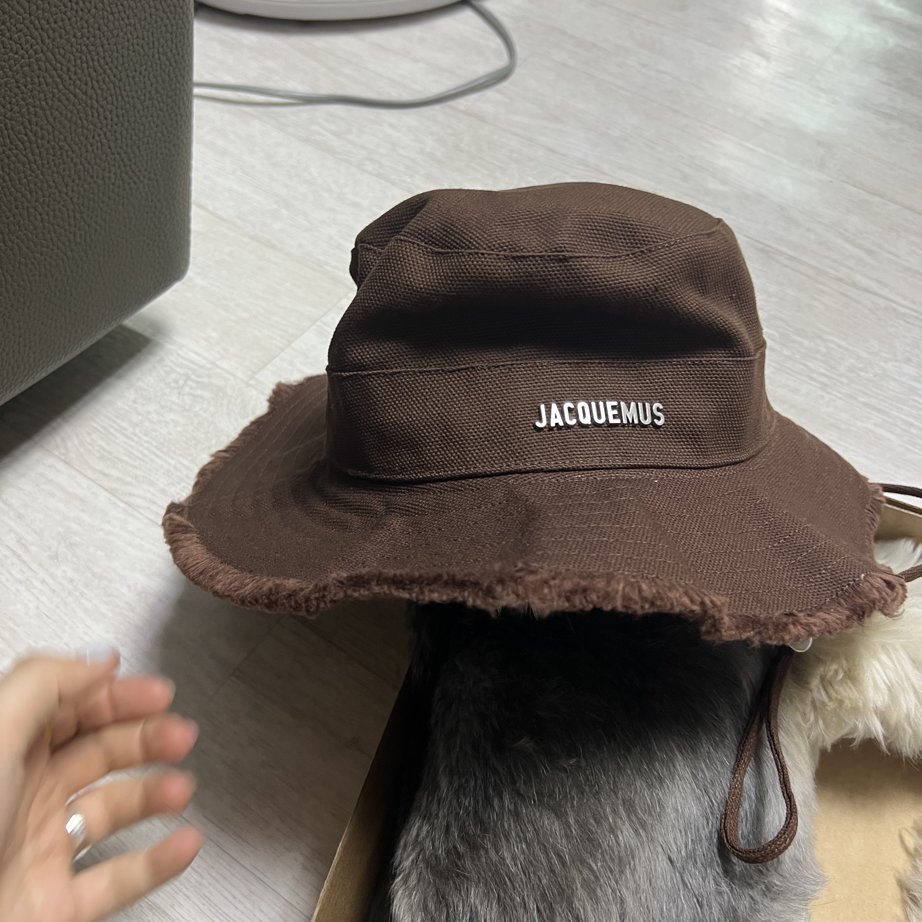 Jacquemus Le Bob Artichaut Bucket Hat Brown 착용 스타일 - 3