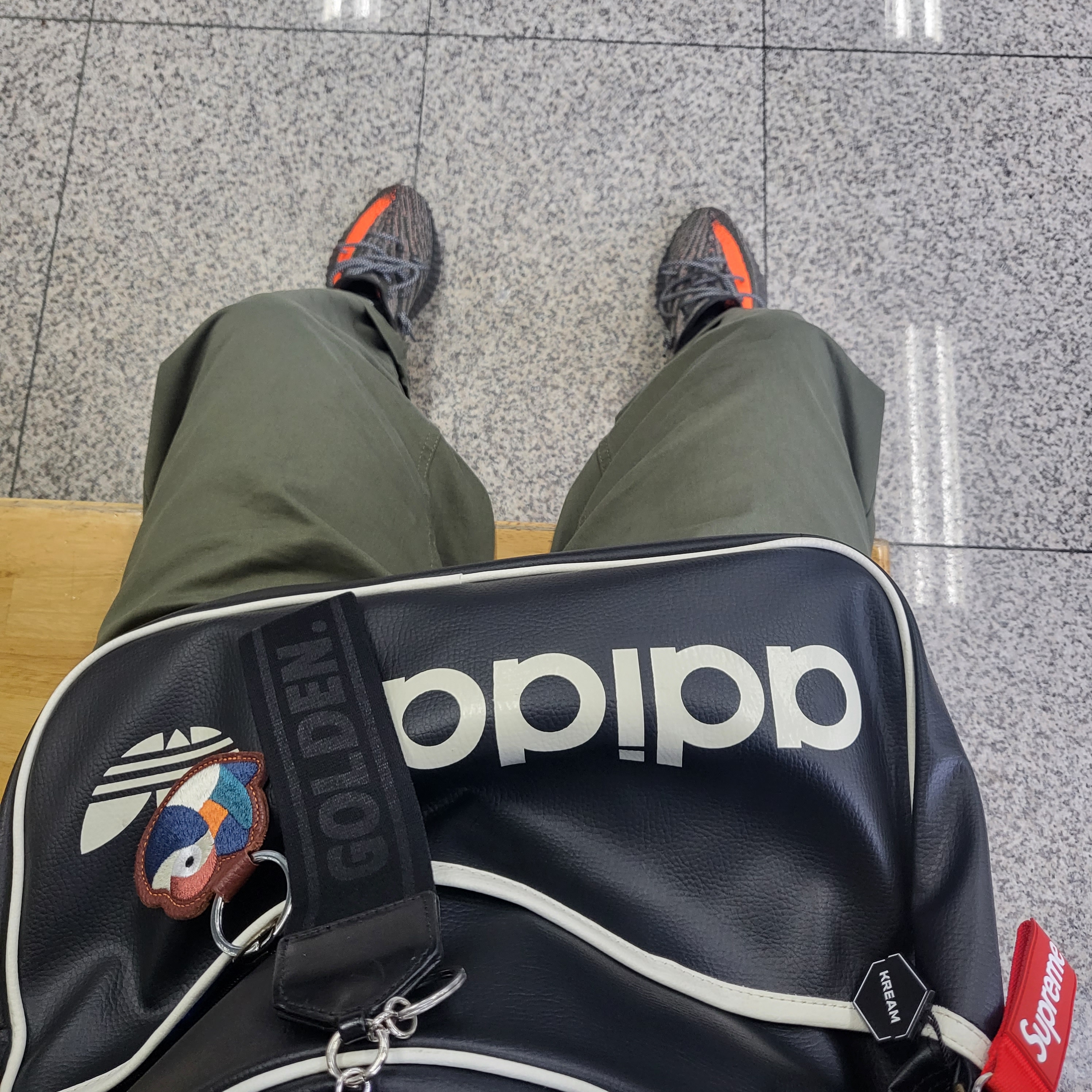Adidas Yeezy Boost 350 V2 Carbon Beluga, Nike x Kasina Air Max 1 SP Won-Ang Orange 착용 스타일