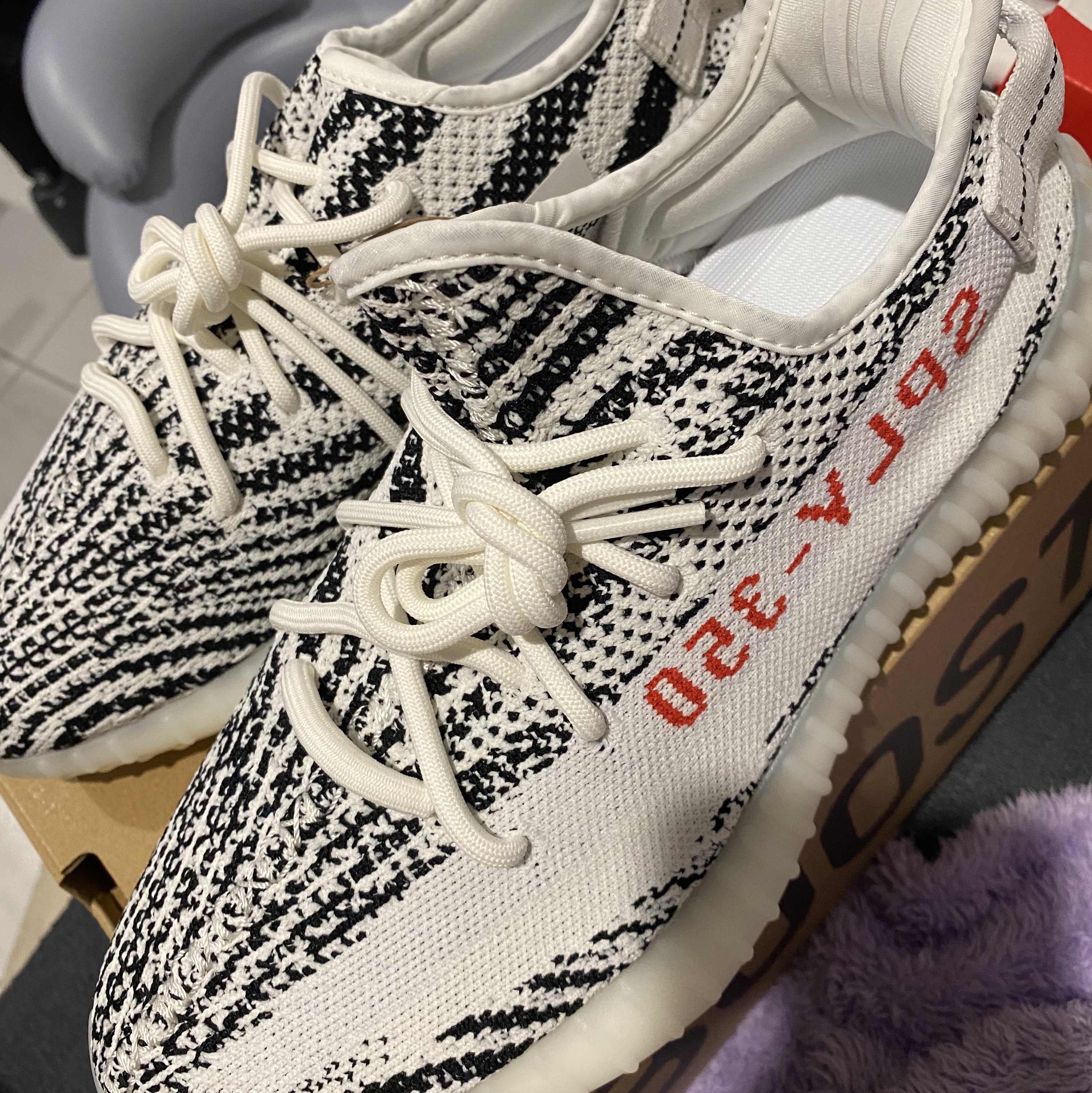 Adidas Yeezy Boost 350 V2 Zebra 2022/2023 착용 스타일