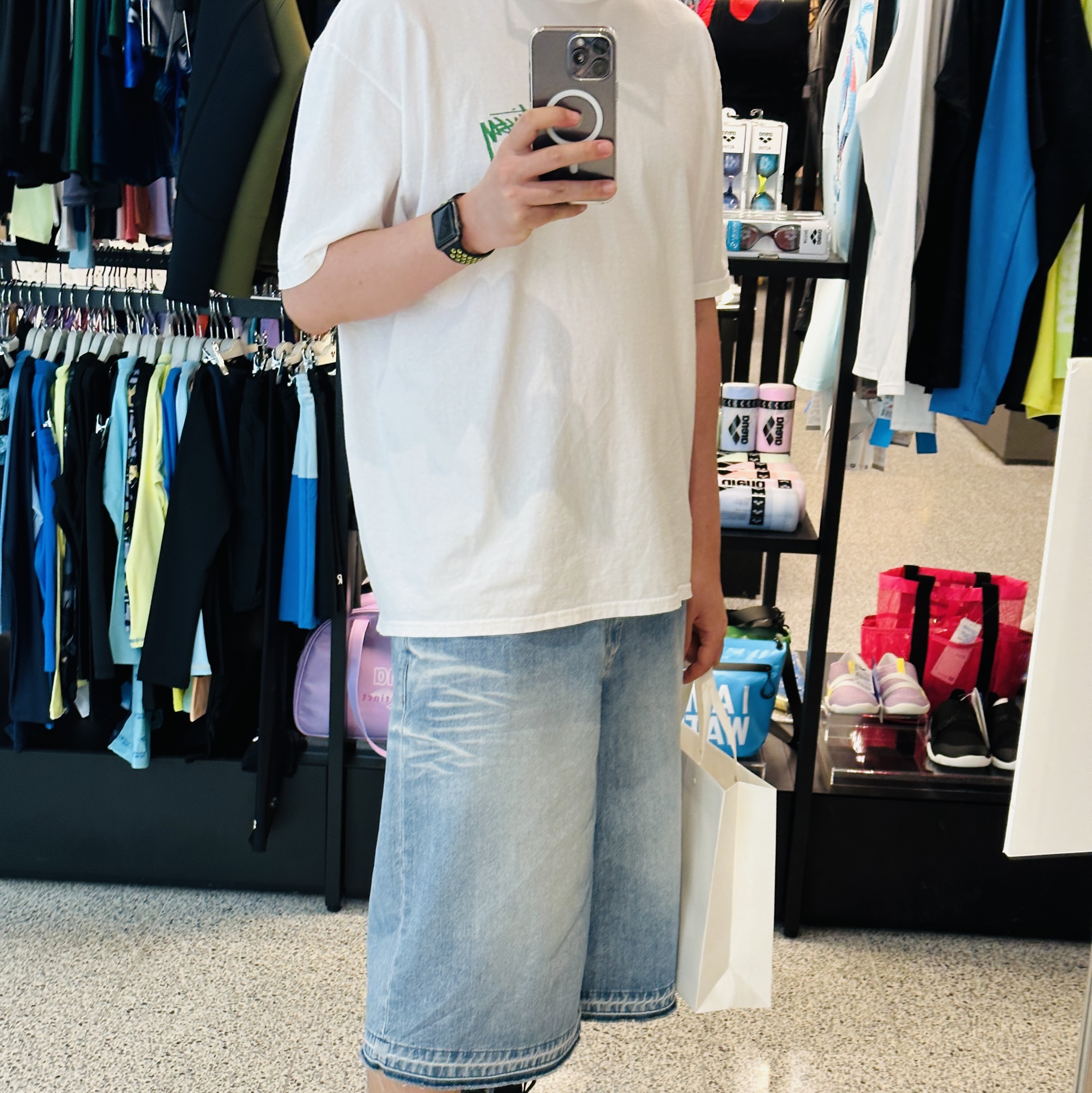 Stussy Landin T-Shirt White, Jordan 1 Retro High OG Black and Lucky Green 착용 스타일 - 2