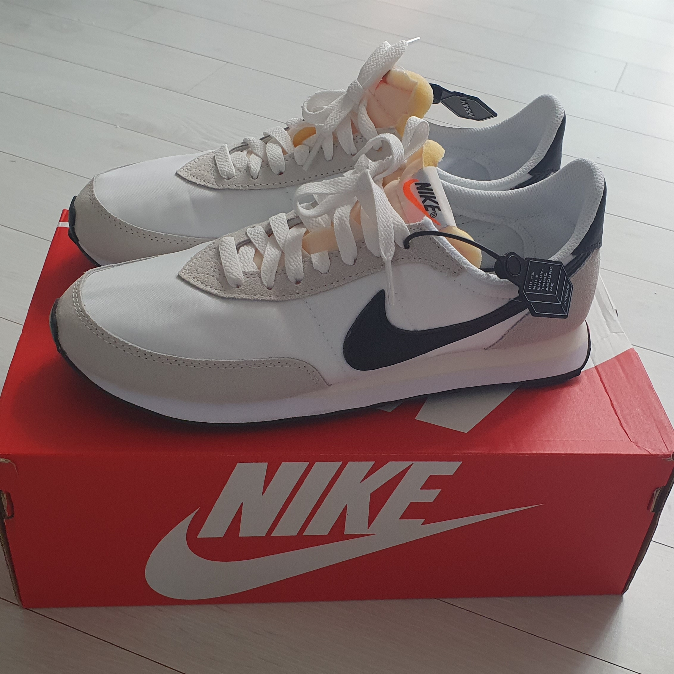 Nike Waffle Trainer 2 Black Sail 착용 스타일