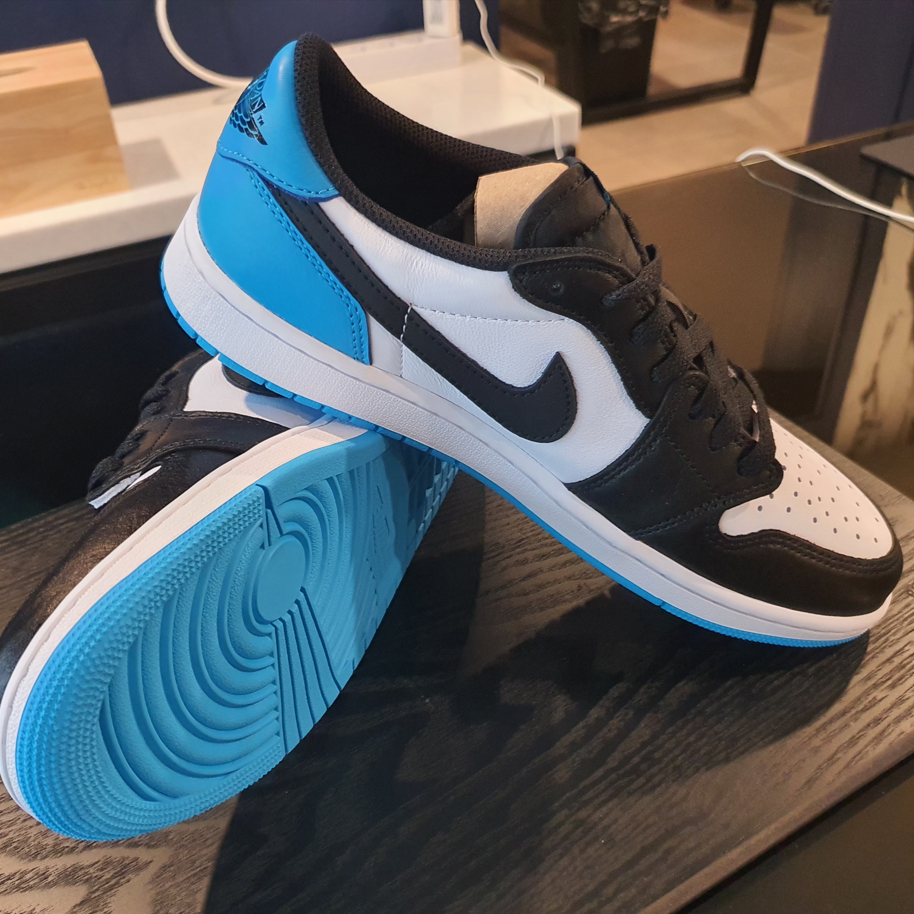 Jordan 1 Retro Low OG Black and Dark Powder Blue 착용 스타일 - 3