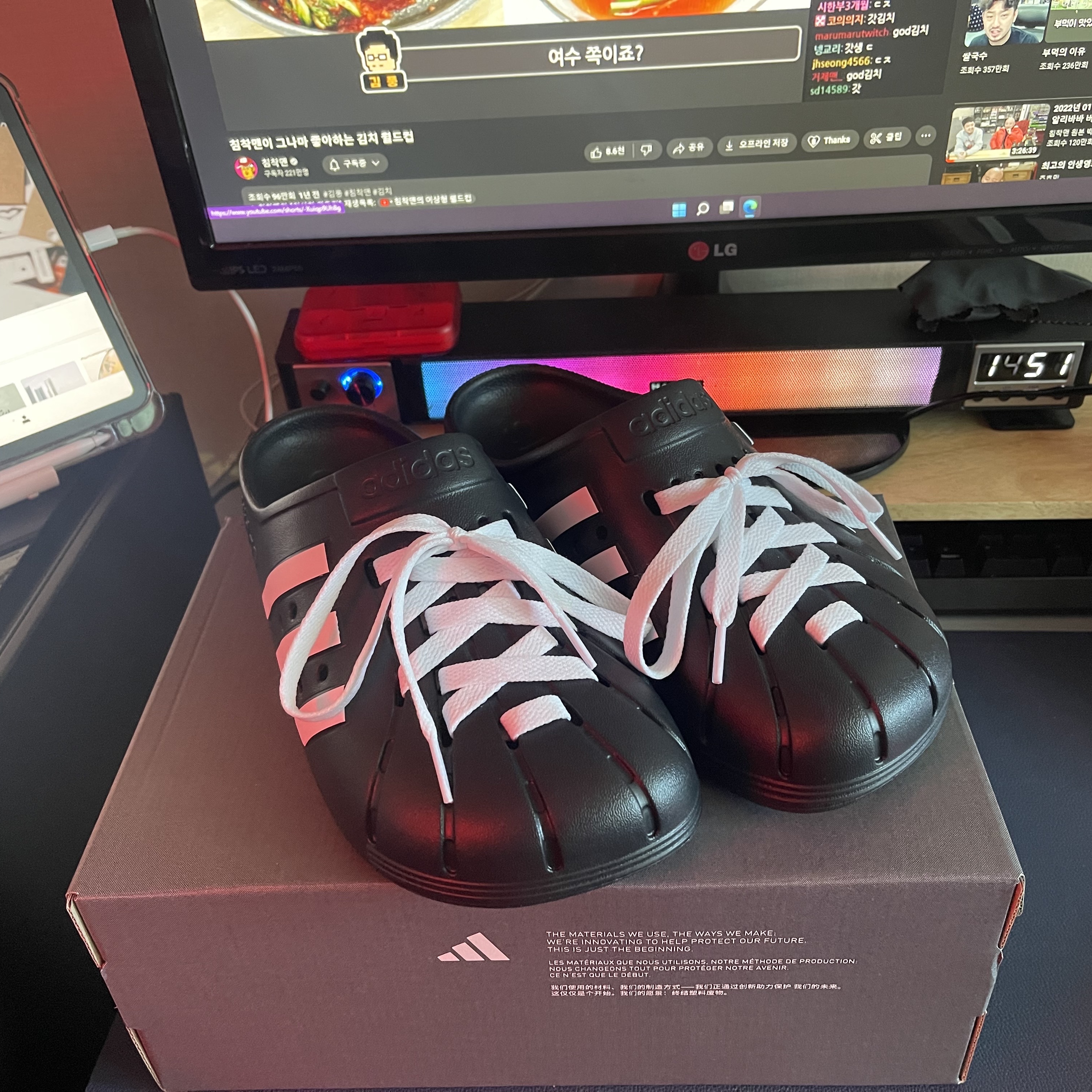 Adidas Adilette Clog Black White 착용 스타일