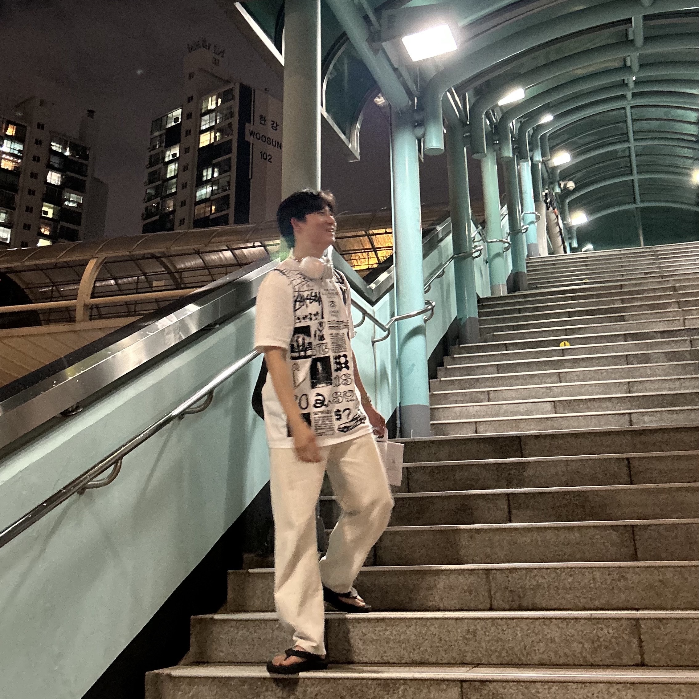 Stussy Sara T-Shirt White, Apple AirPods Max Lightning Silver (Korean Ver.) 착용 스타일 - 2