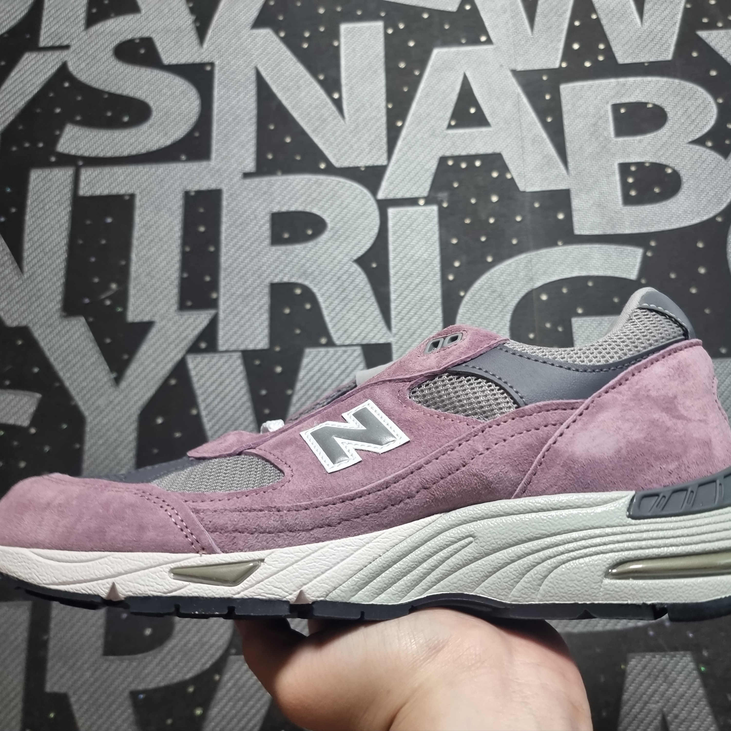 (W) New Balance 991 Made in UK Khaki, (W) New Balance 991 Made in UK Pink Grey 착용 스타일 - 4