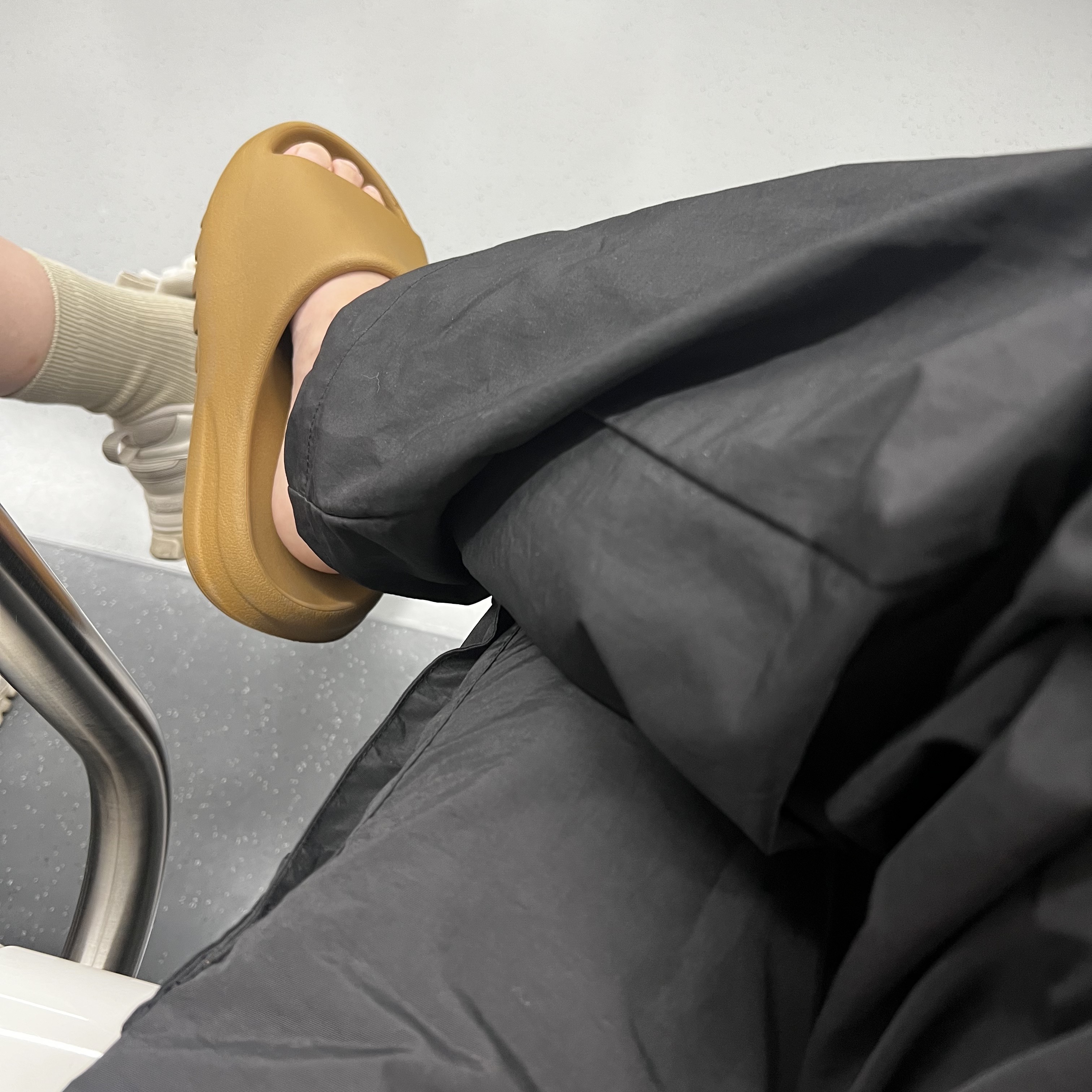 Adidas Yeezy Slide Ochre 착용 스타일