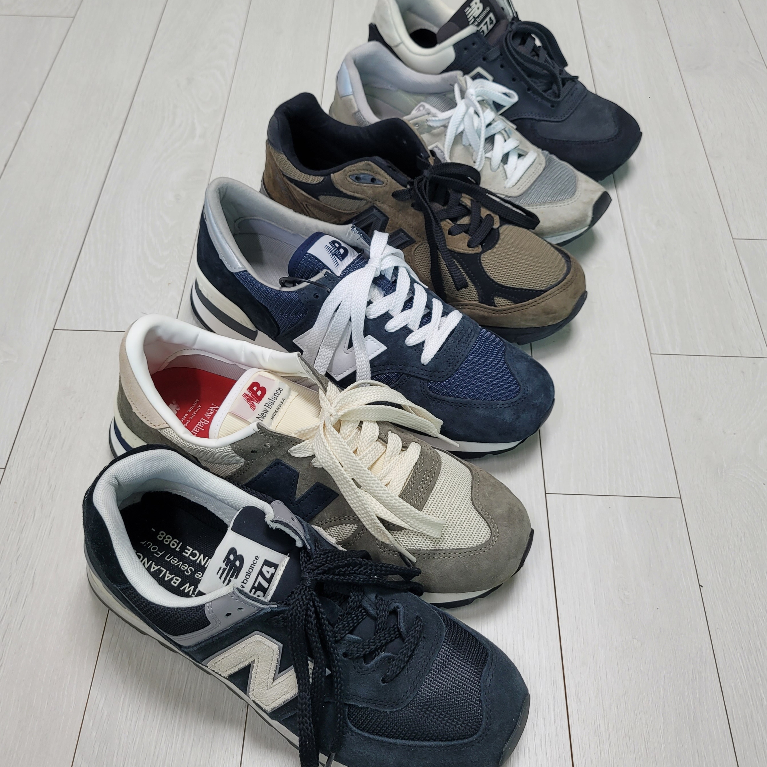 New Balance 574 Classics Reimagined Black, New Balance 990v1 Made in USA Olive 착용 스타일 - 1