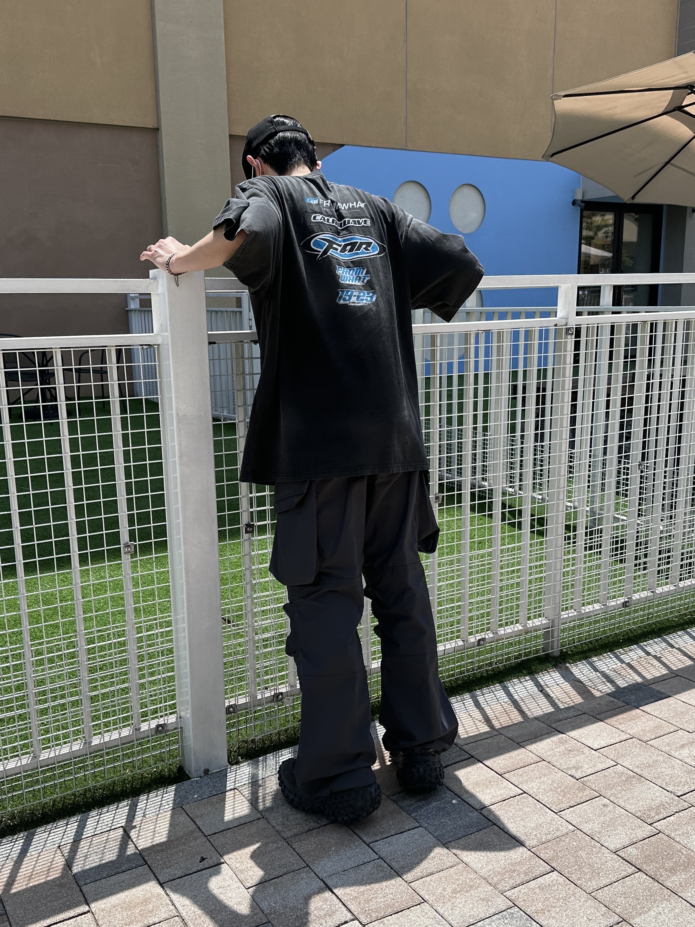 Farfromwhat Far Washed Logo T-Shirt Black 착용 스타일 - 2