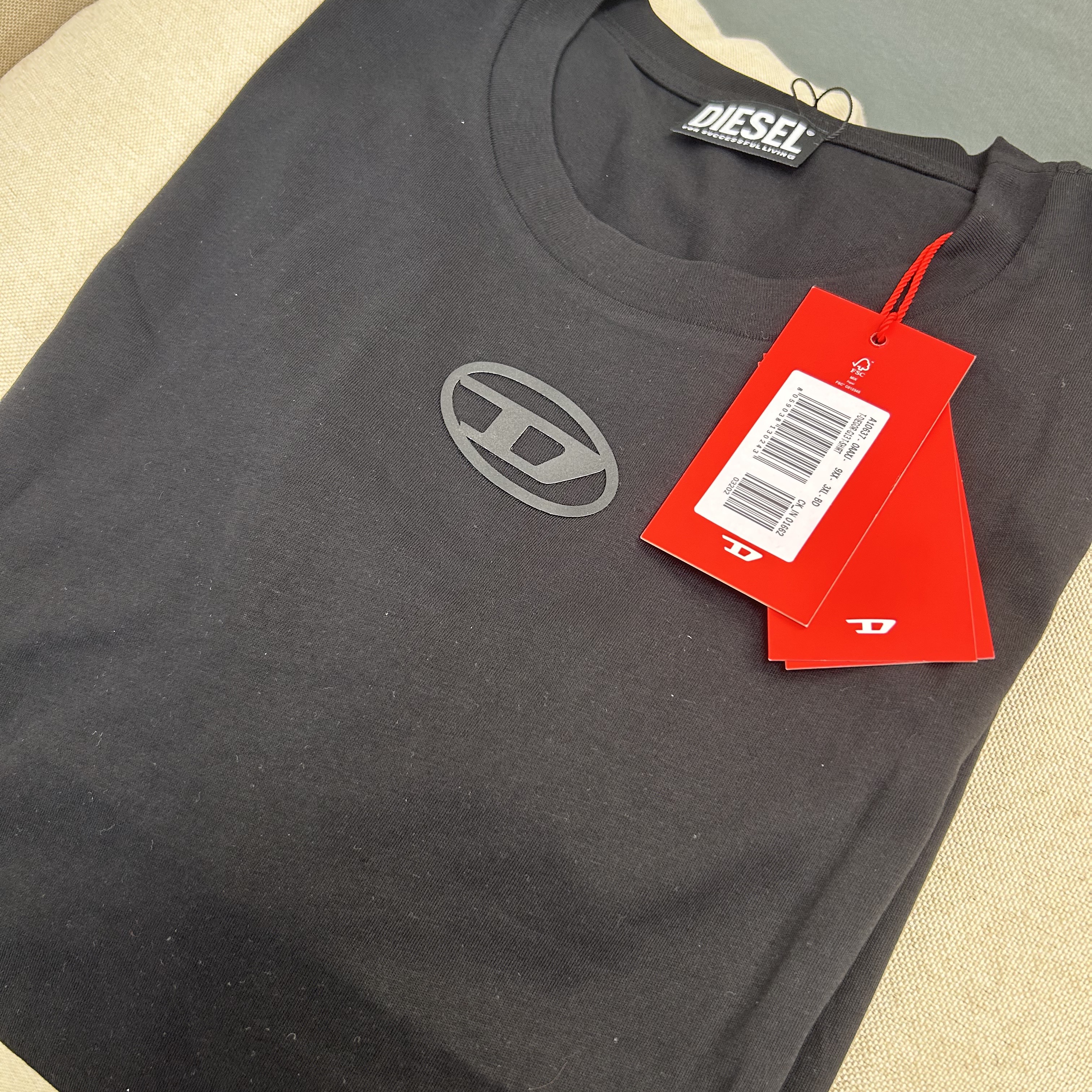 Diesel T-Diegor-G13 Raised Oval D Logo T-Shirt Black 착용 스타일