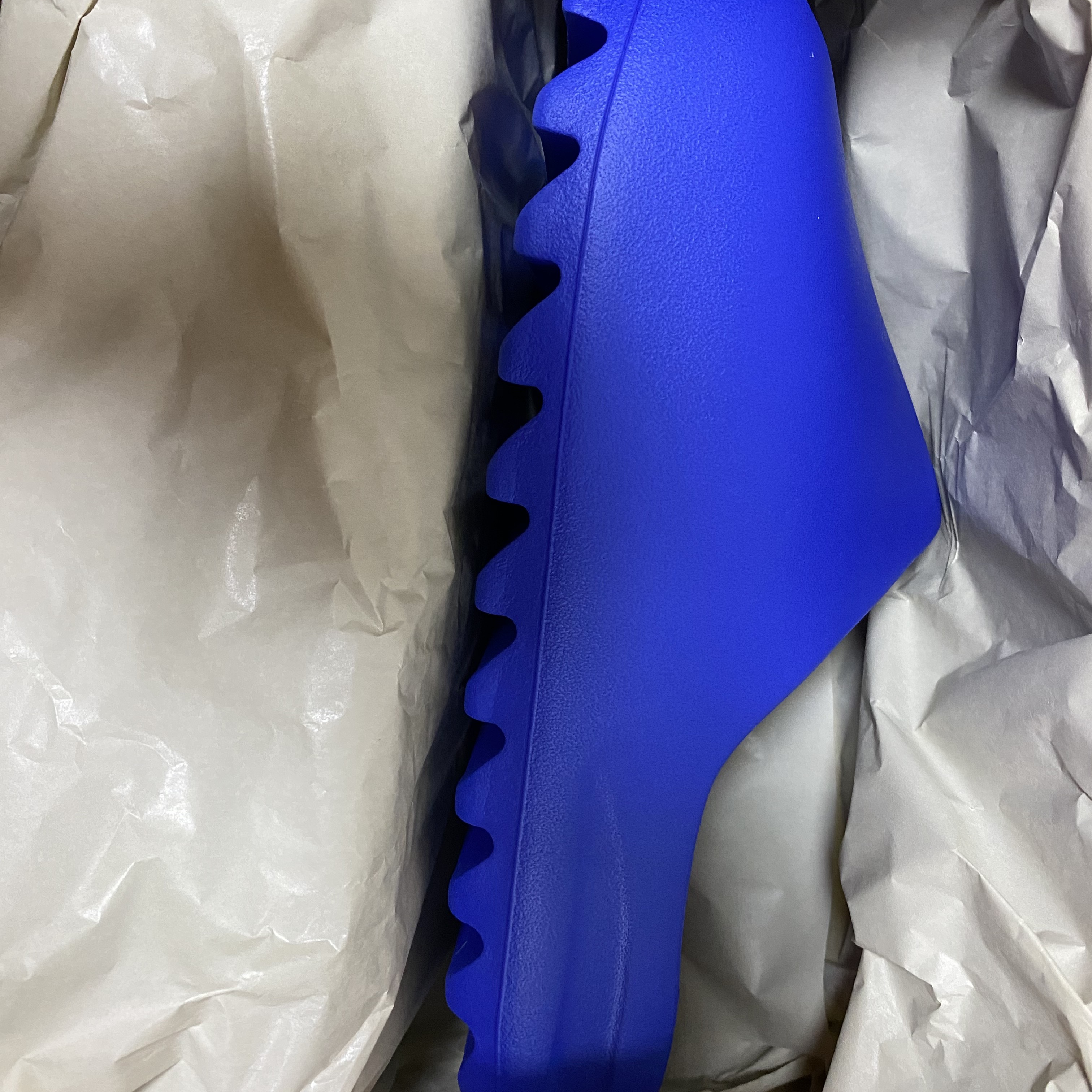 Adidas Yeezy Slide Azure 착용 스타일 - 1