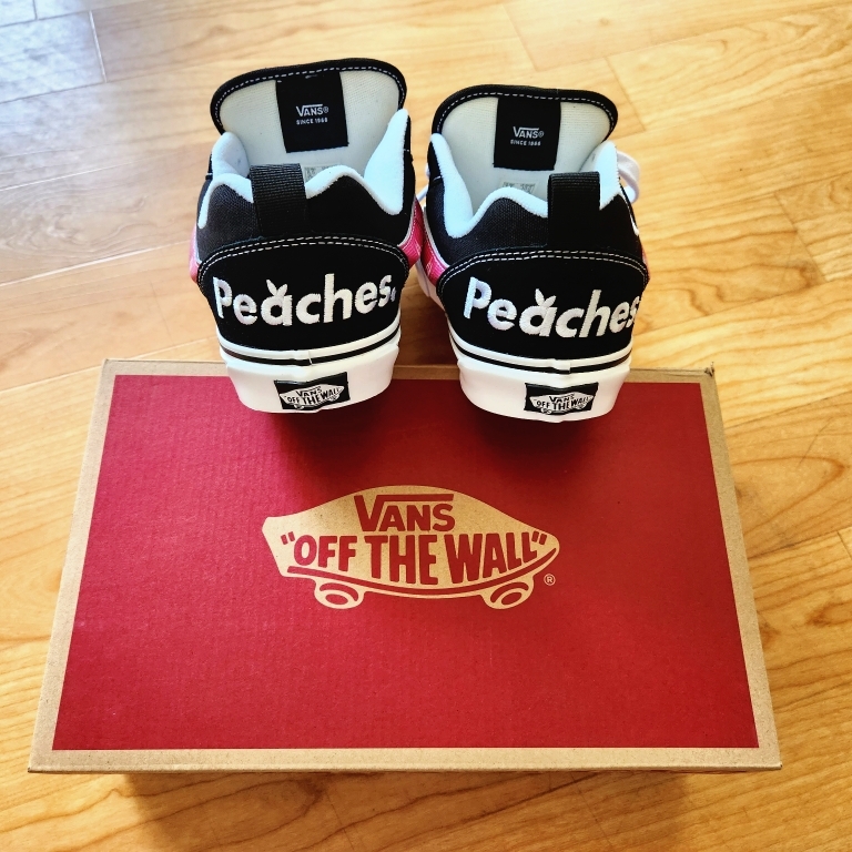 Vans x Peaches. Knu-Skool Black Pink 착용 스타일 - 3