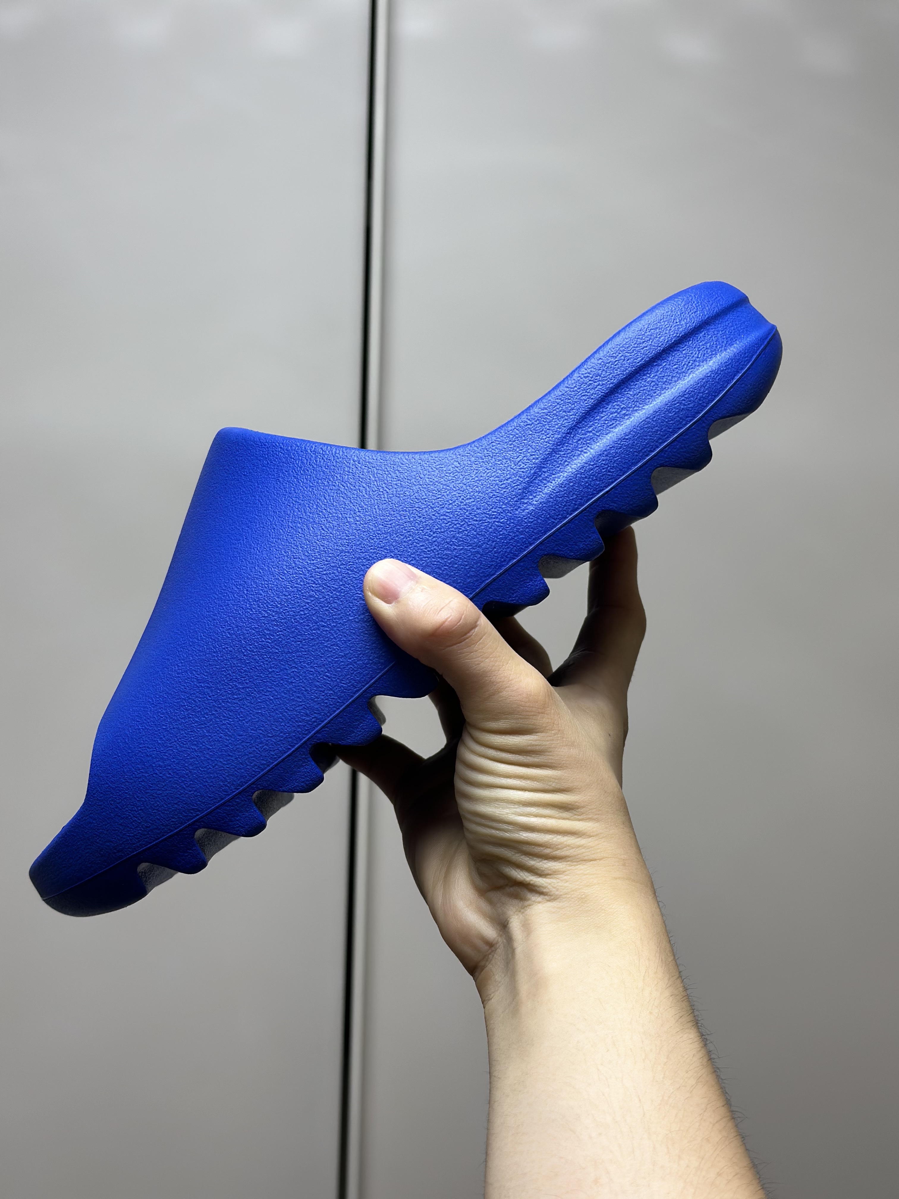 Adidas Yeezy Slide Azure 착용 스타일