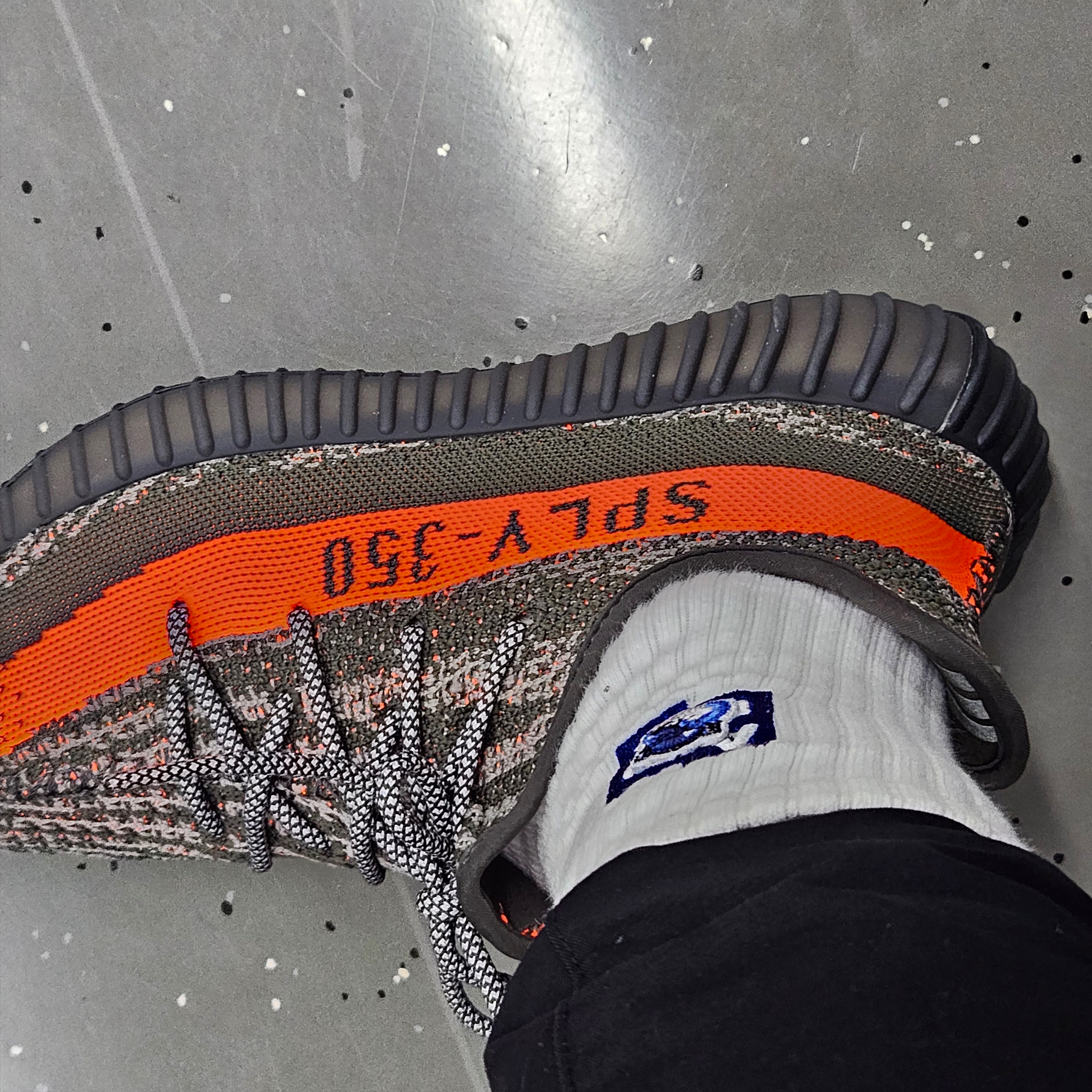 Adidas Yeezy Boost 350 V2 Carbon Beluga 착용 스타일