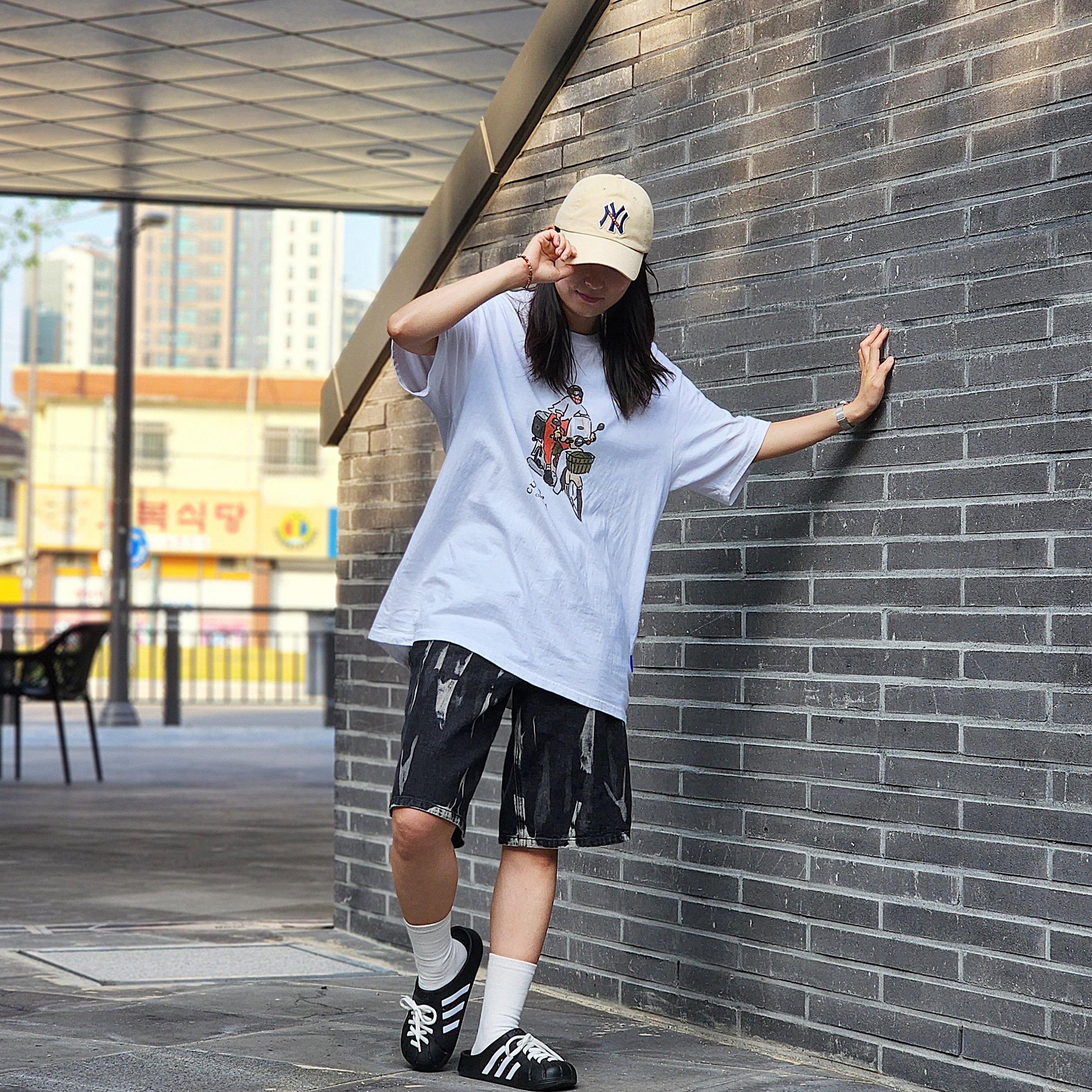 Adidas Adilette Clog Black White 착용 스타일 - 3