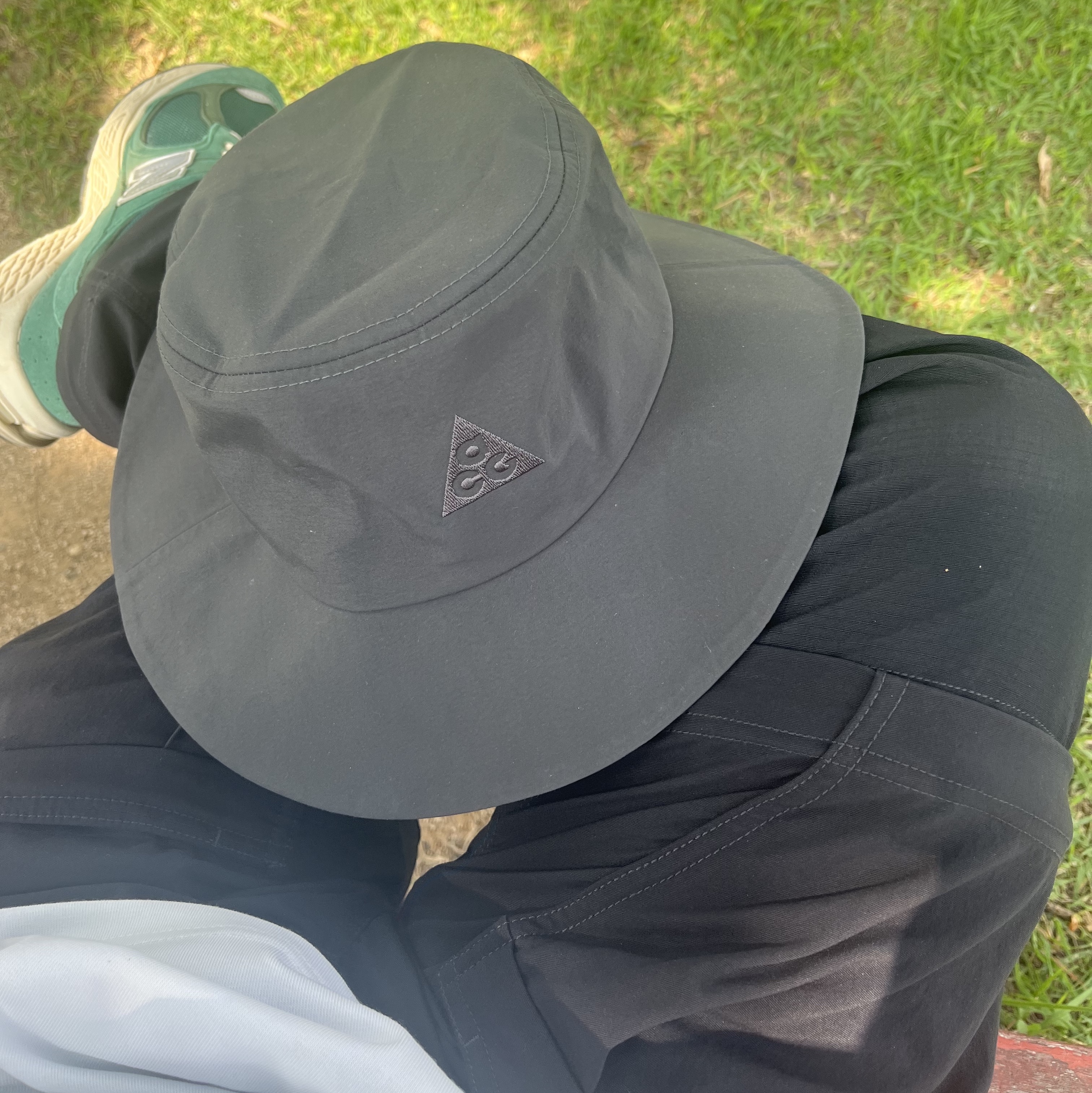 Nike ACG Bucket Dark Smoke Grey, Nike ACG LBR T-Shirt Summit White - Asia 착용 스타일