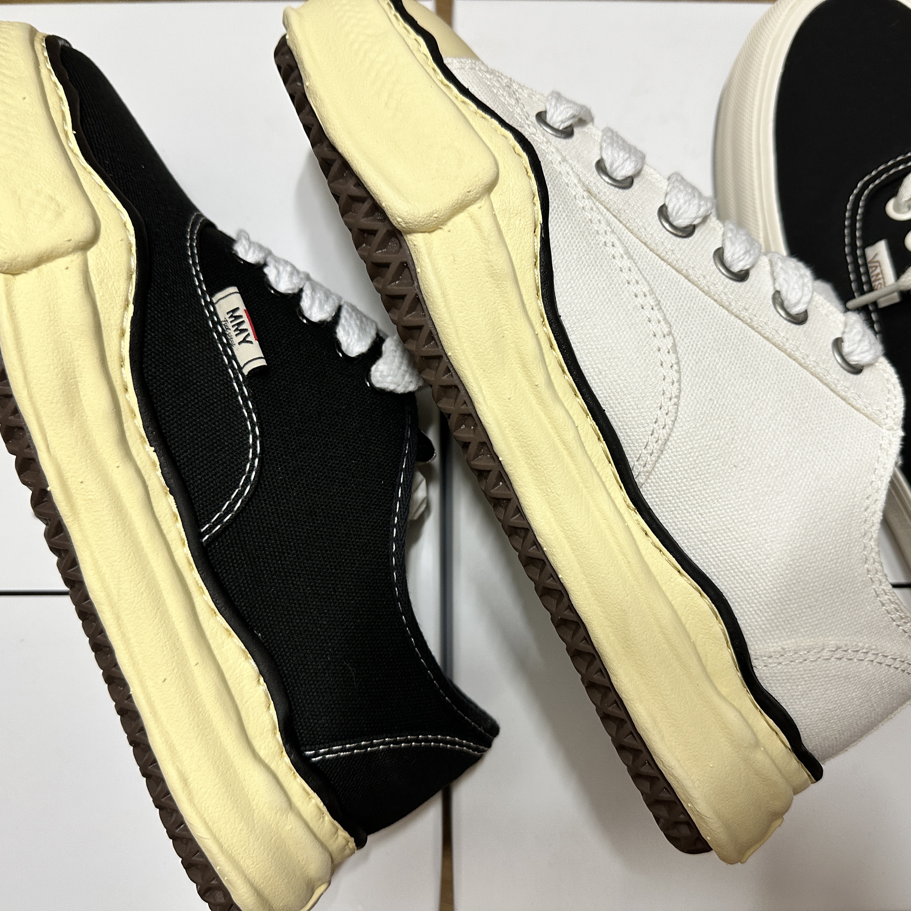 Maison Mihara Yasuhiro Peterson VL OG Sole Canvas Low-top Sneakers White, Maison Mihara Yasuhiro Baker OG Sole OD Canvas Low-top Sneakers Black 착용 스타일