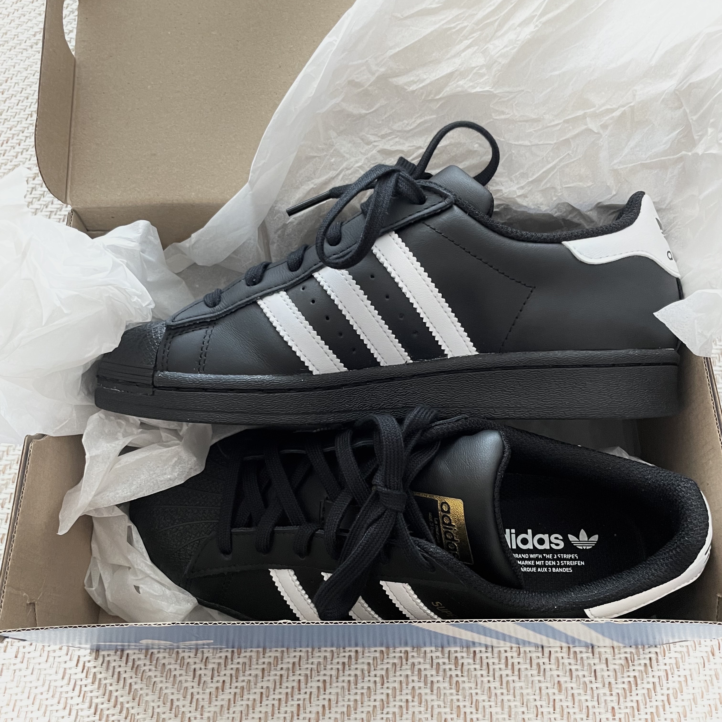 Adidas Superstar Core Black White 착용 스타일