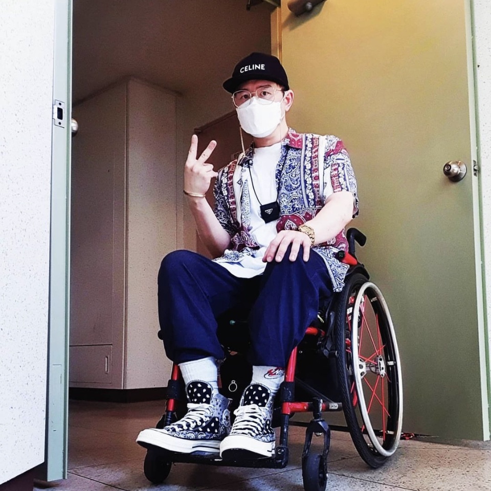 Celine Snapback Cap in Cotton Mesh Black, Converse Chuck 70 Quad Panel Black 착용 스타일