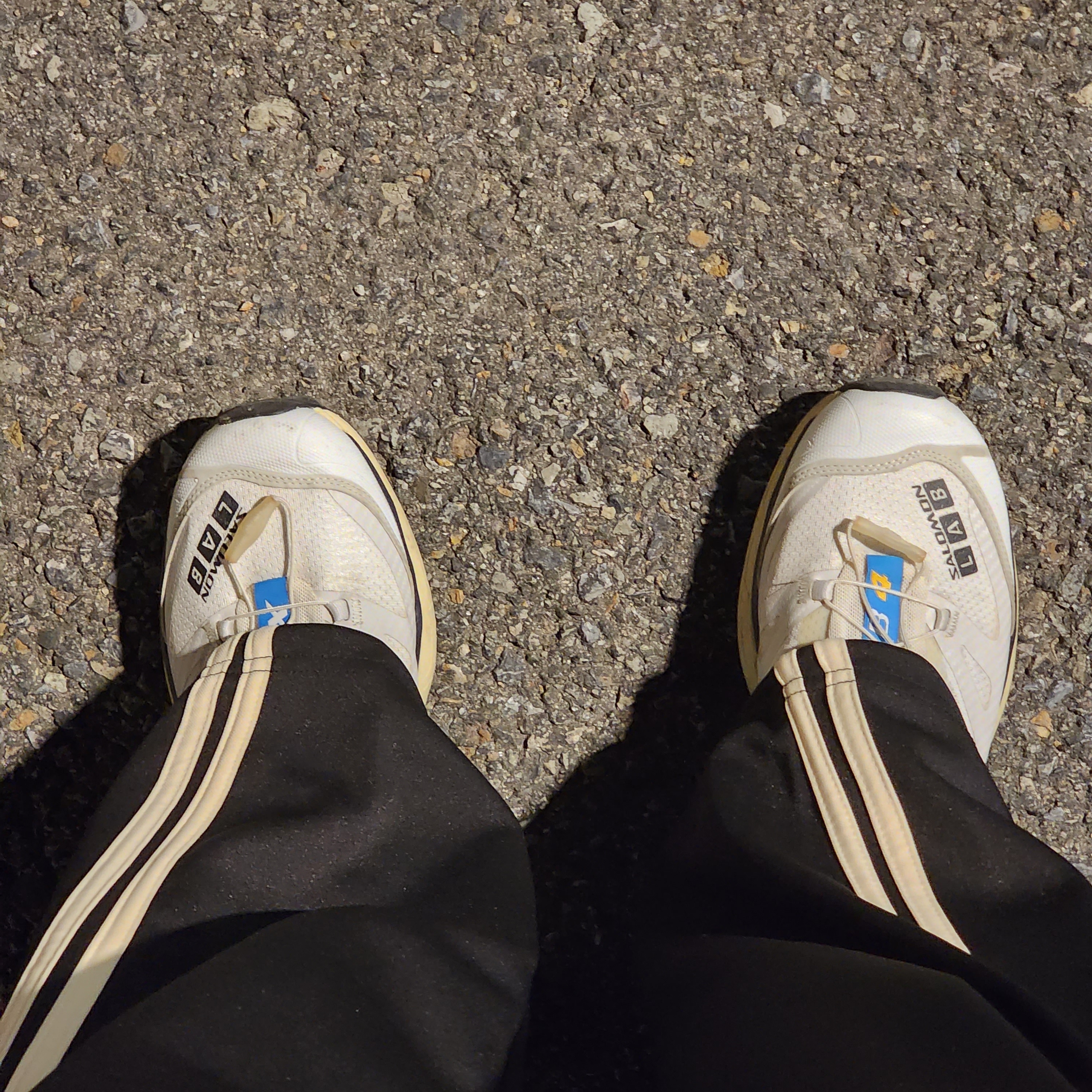Salomon XT-4 White Lunar Rock 착용 스타일