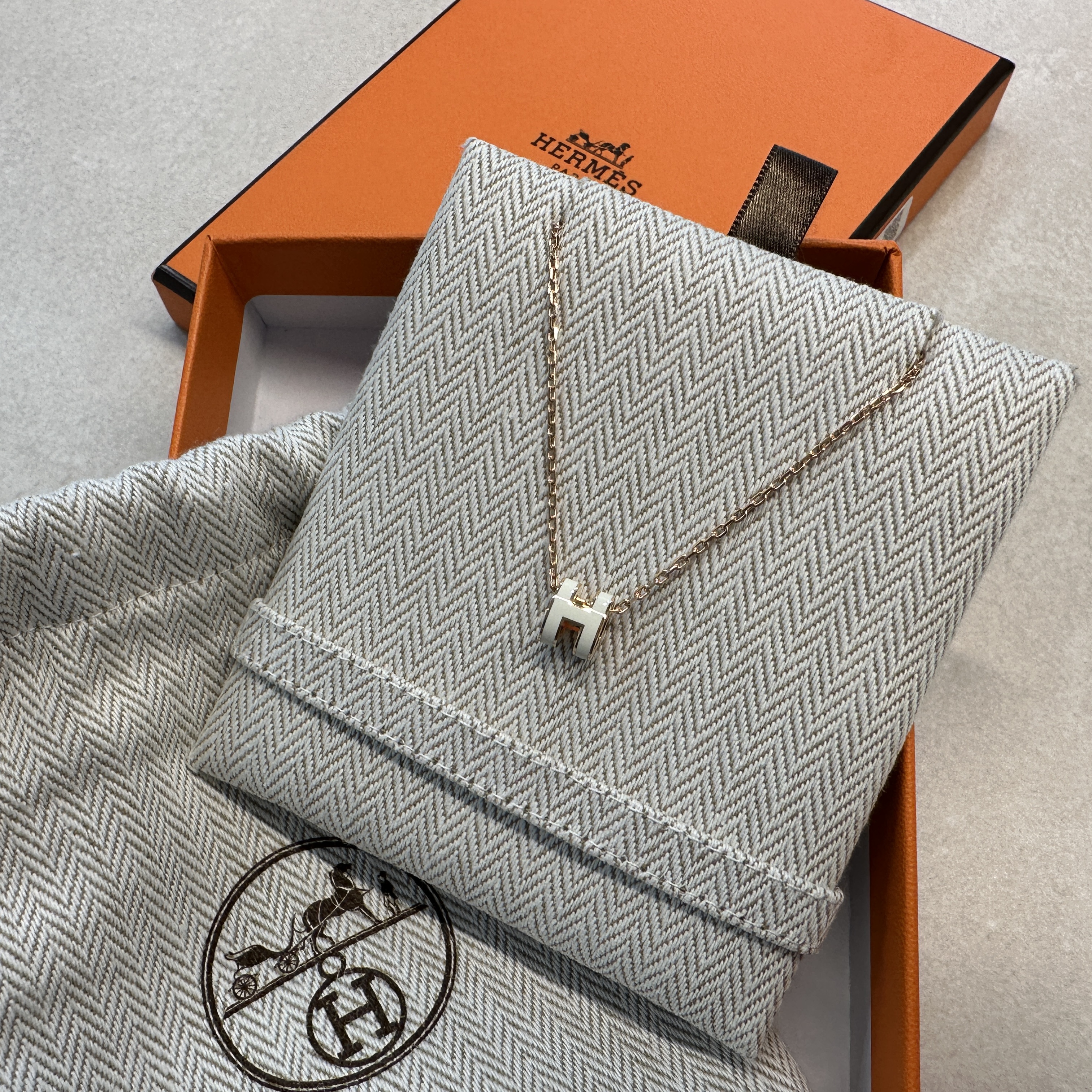 (W) Hermes Mini Pop H Pendant Rose Gold & Blanc 착용 스타일