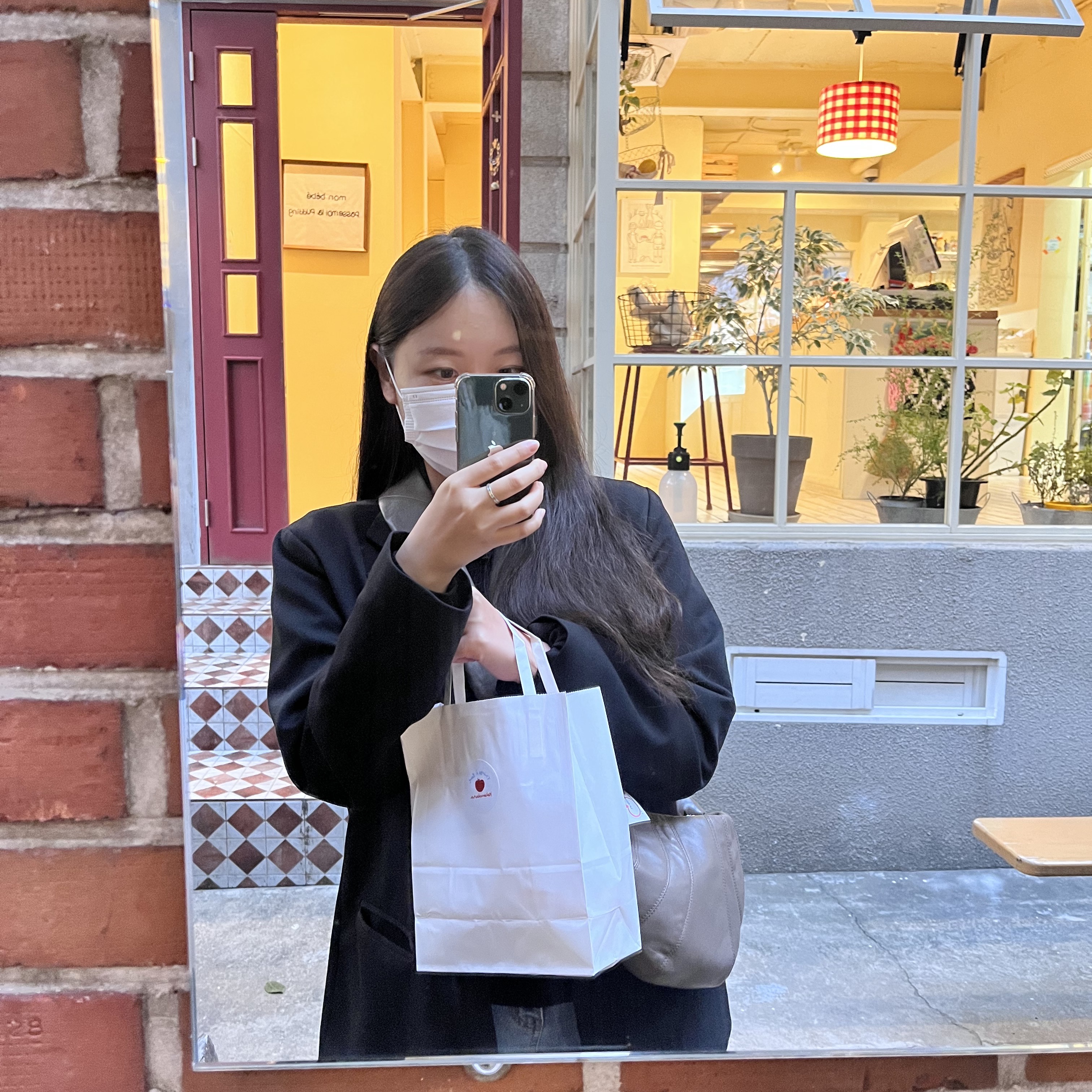Lemaire Small Croissant Bag Soft Nappa Leather Concrete Grey 착용 스타일